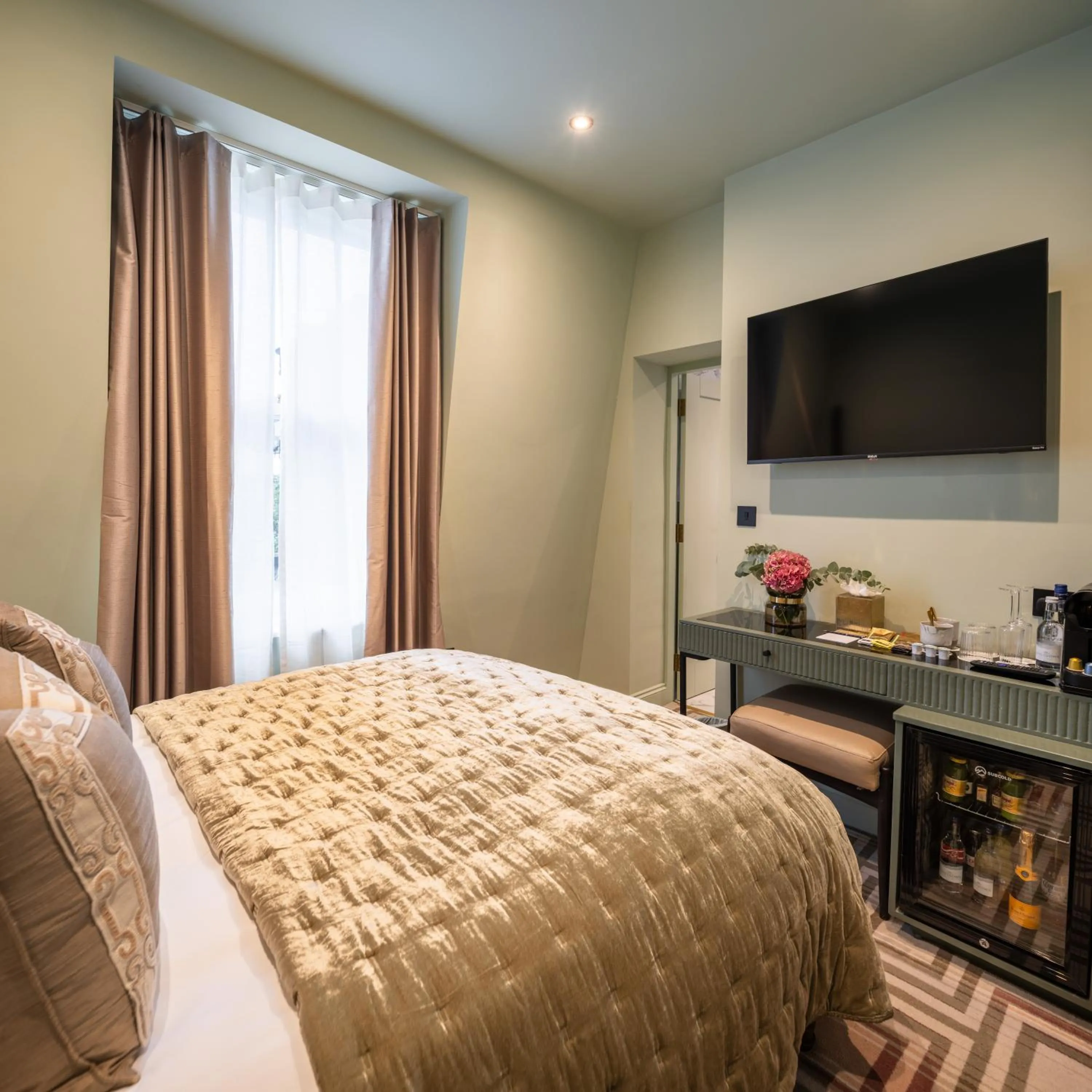 Bed in Ellen Kensington