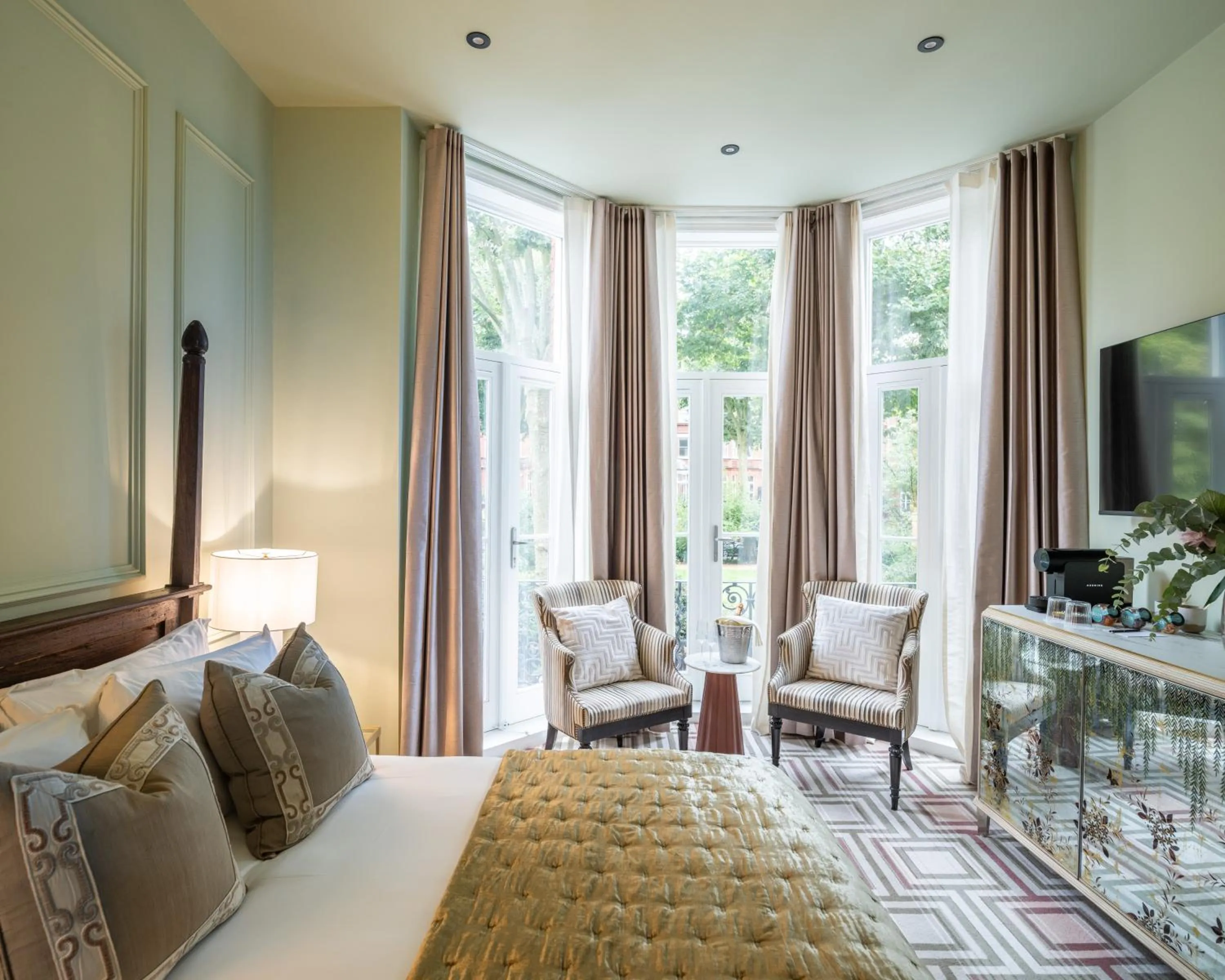 TV and multimedia, Bed in Ellen Kensington