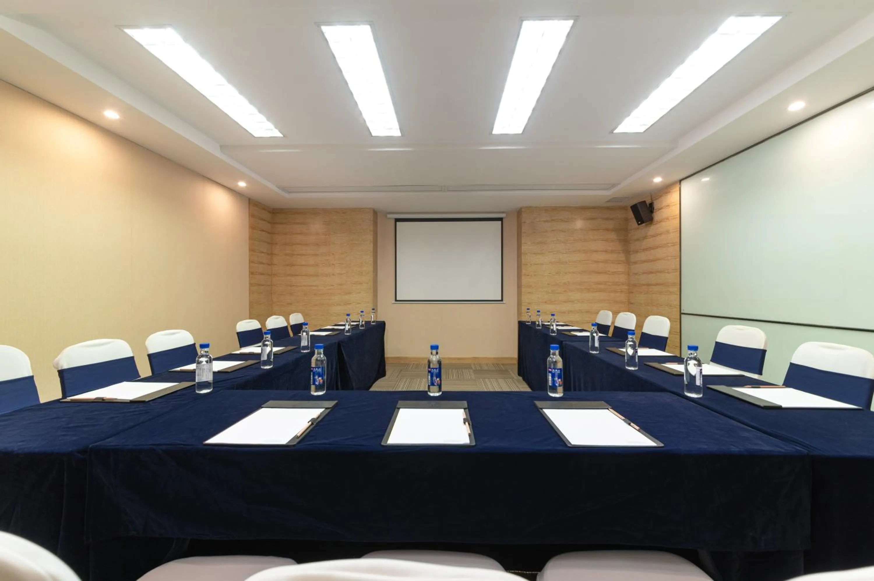 Meeting/conference room in Xiamen Xiang An Yi Hao Hotel