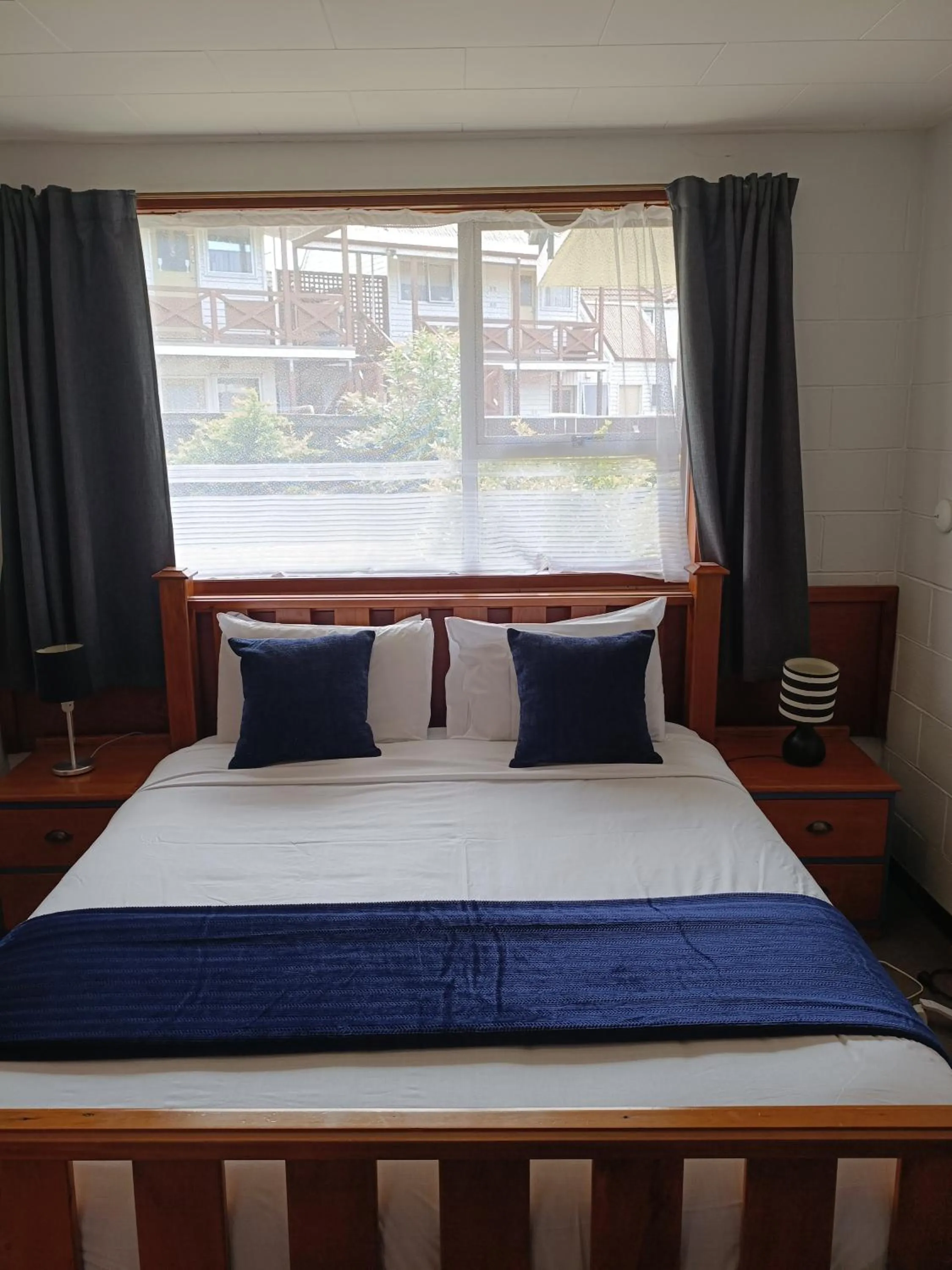 Photo of the whole room, Bed in Cumberland Motel