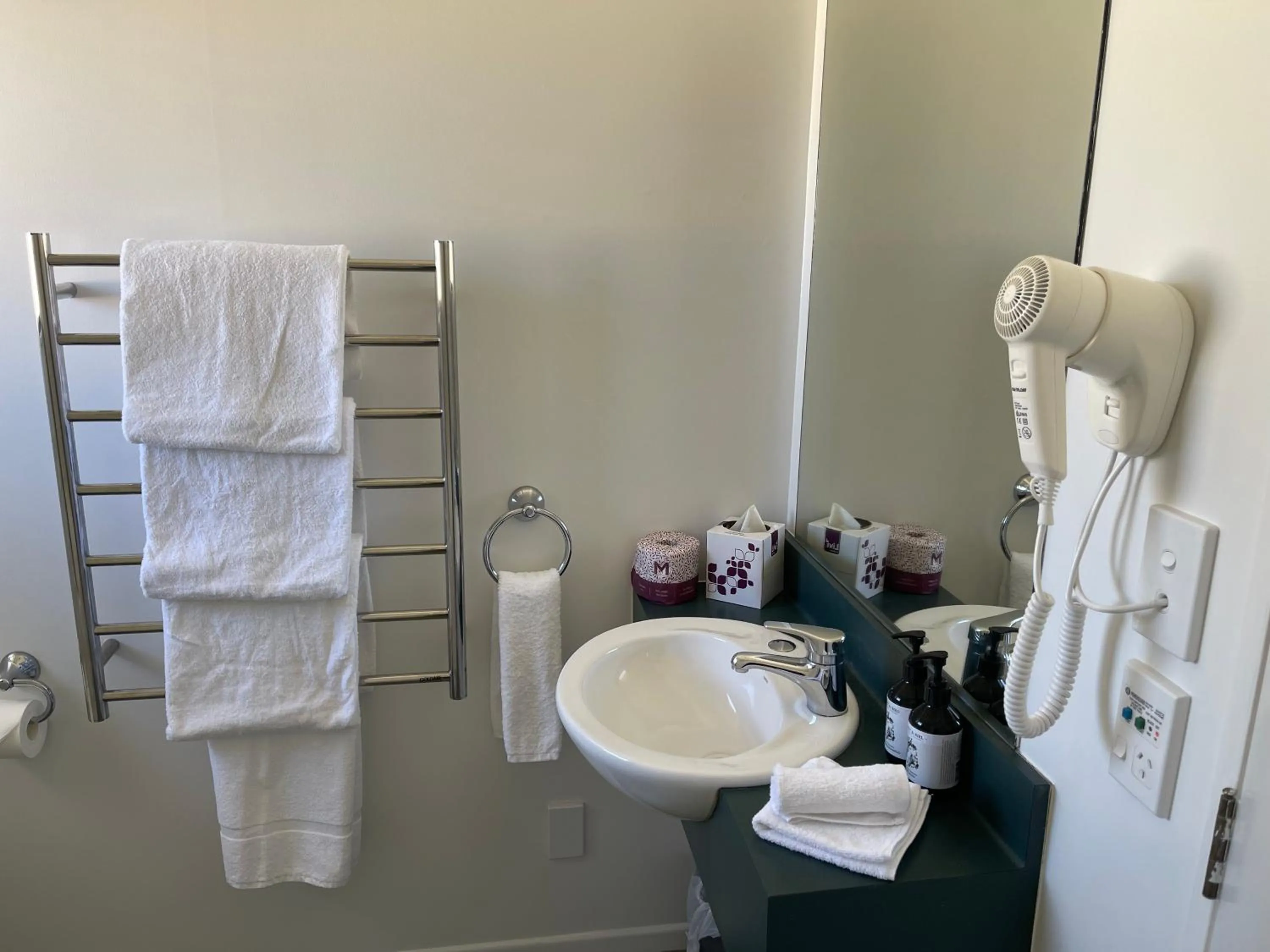 Bathroom in Camelot Motor Lodge and Conference Centre