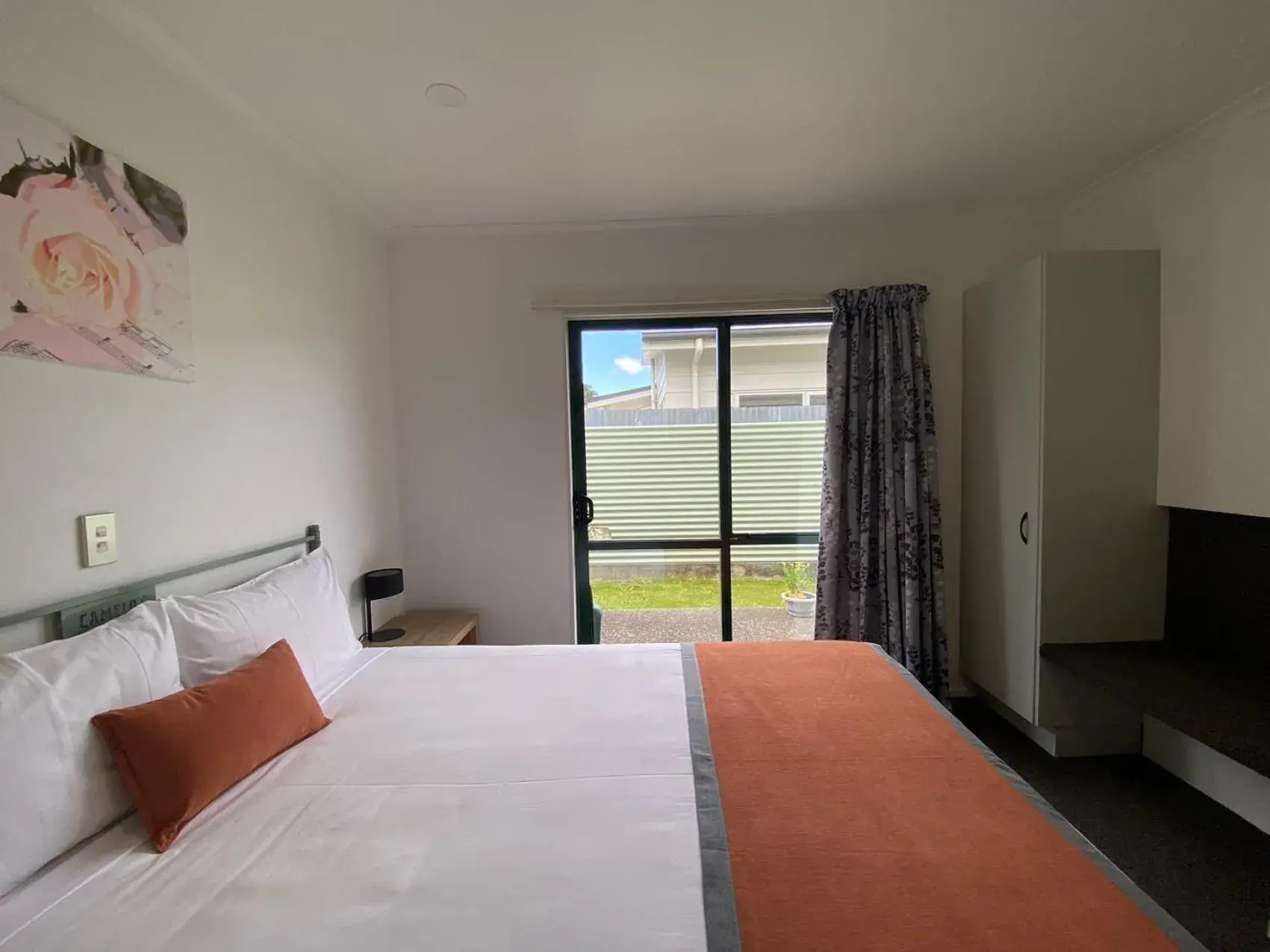 Deluxe Suite with Spa Bath in Camelot Motor Lodge and Conference Centre Deluxe Suite with Spa Bath in Camelot Motor Lodge and Conference Centre