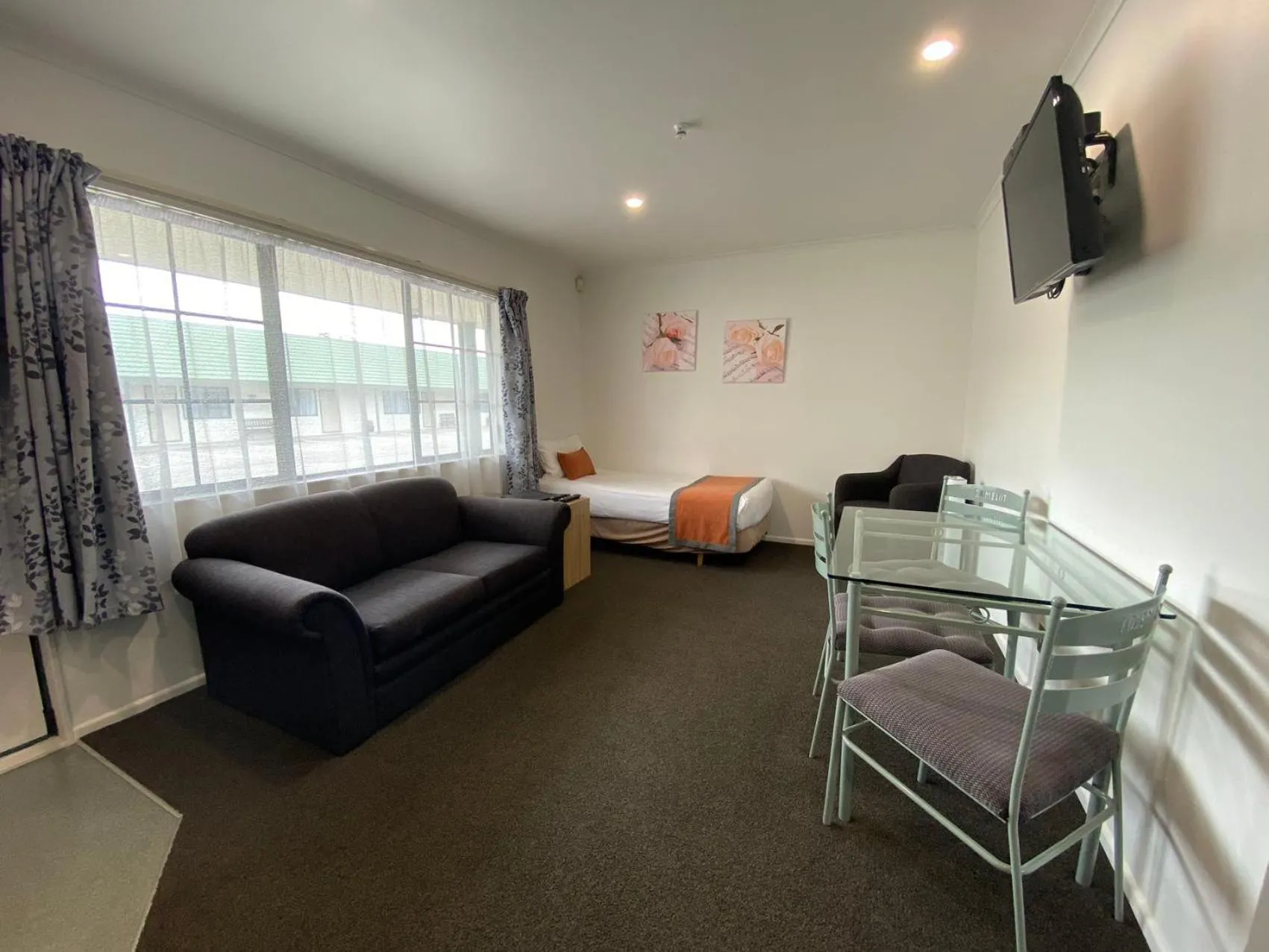 Living room, Bed in Camelot Motor Lodge and Conference Centre