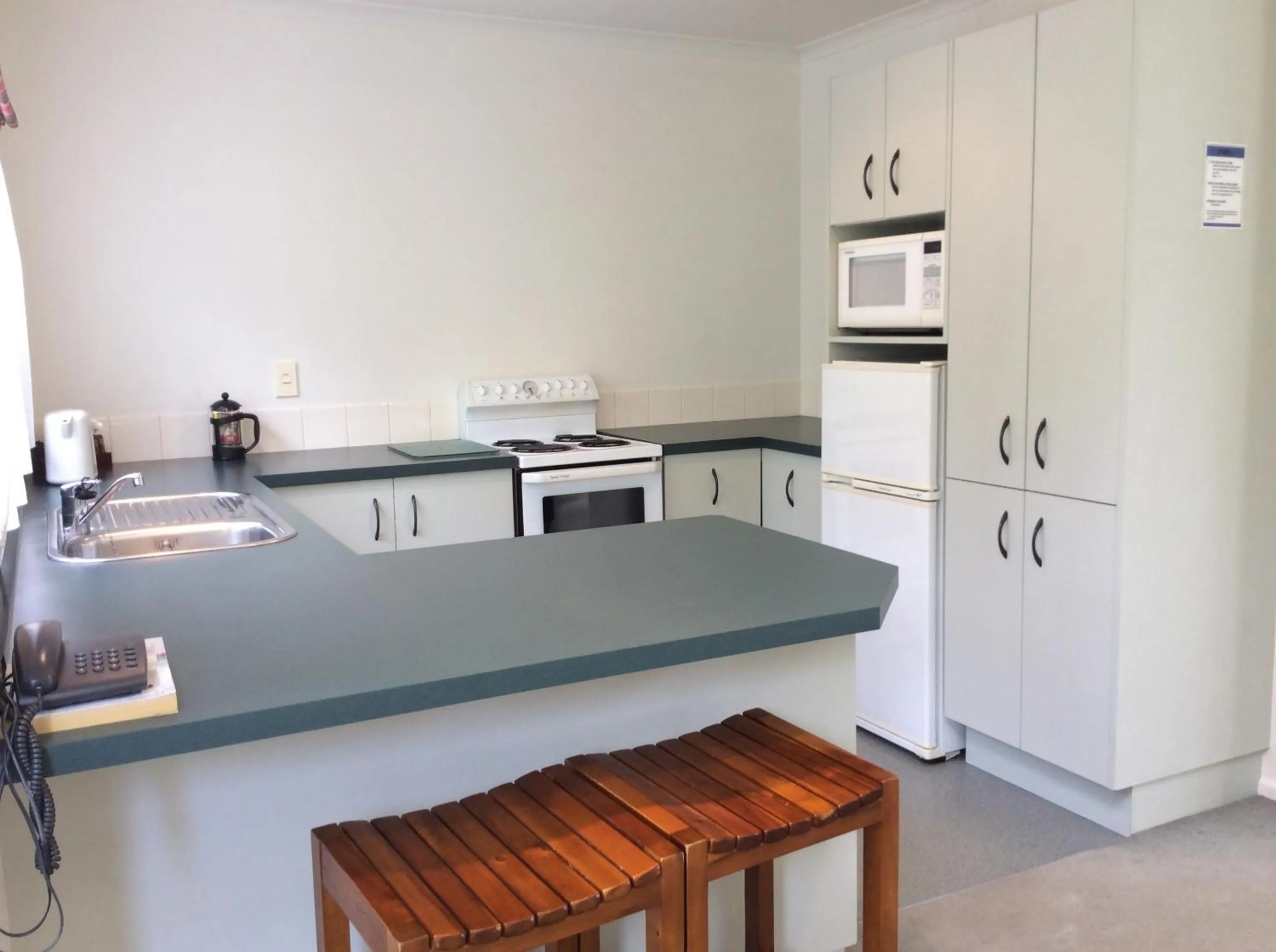 Kitchen or kitchenette in Camelot Motor Lodge and Conference Centre