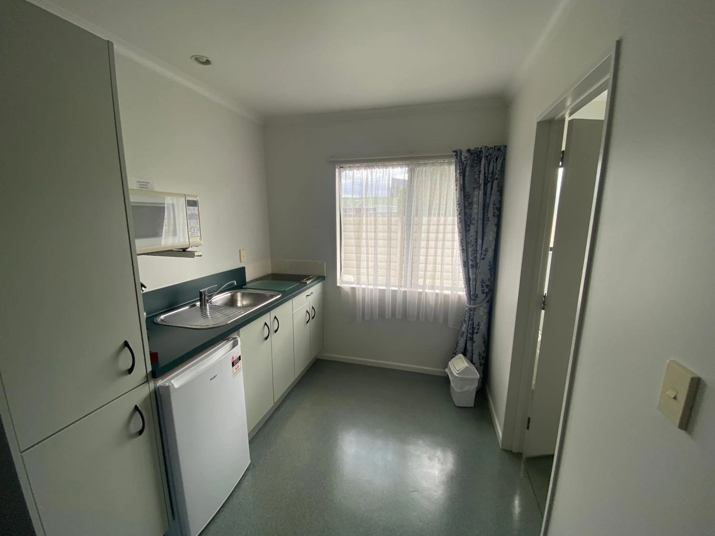 kitchen in Camelot Motor Lodge and Conference Centre