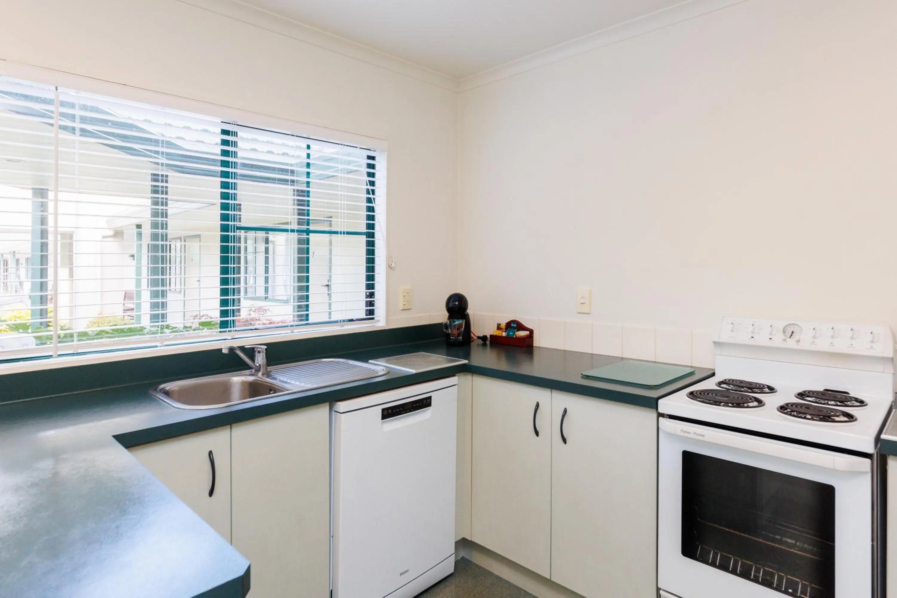 dishwasher in Camelot Motor Lodge and Conference Centre