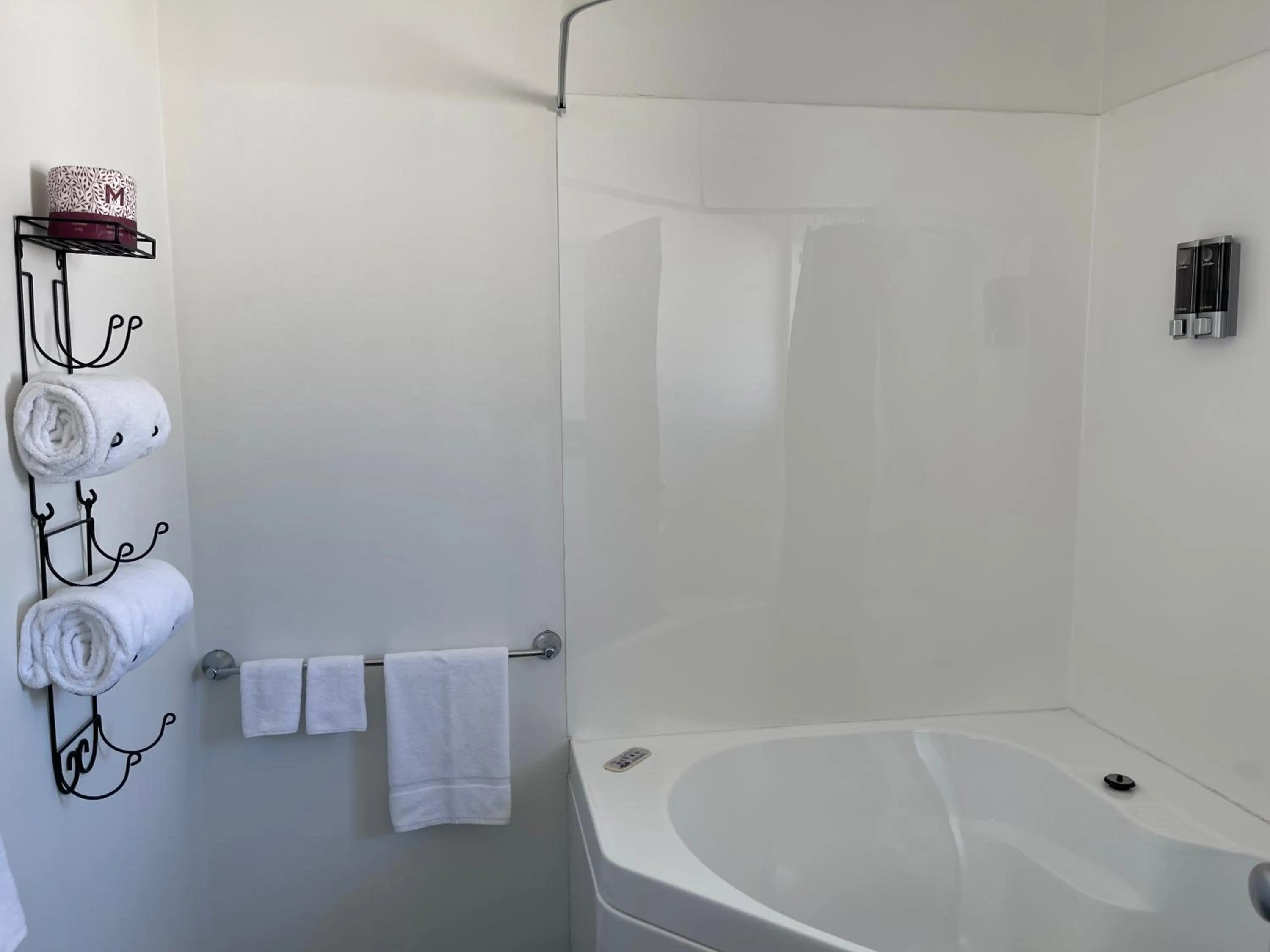 Bath in Camelot Motor Lodge and Conference Centre