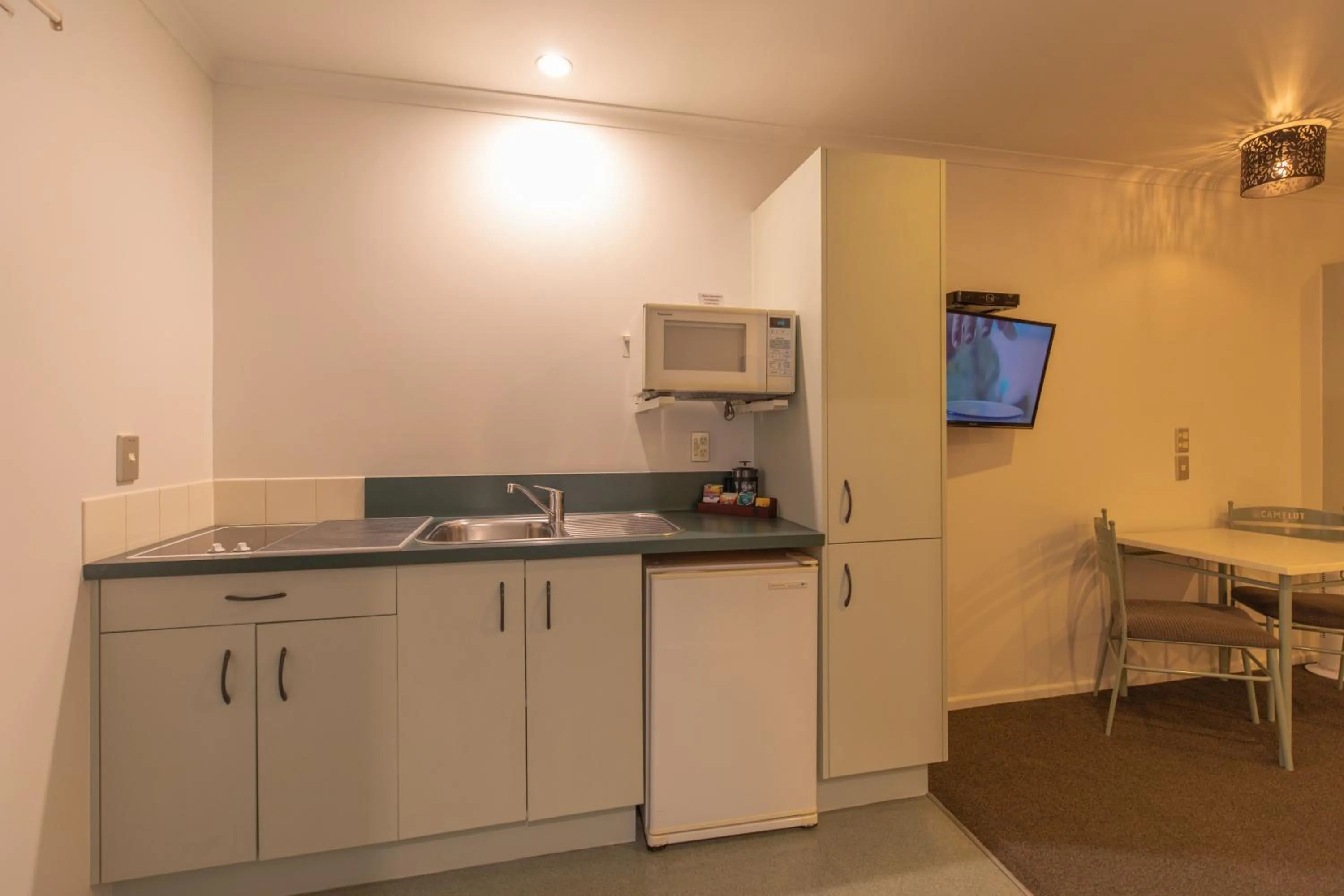 kitchen in Camelot Motor Lodge and Conference Centre