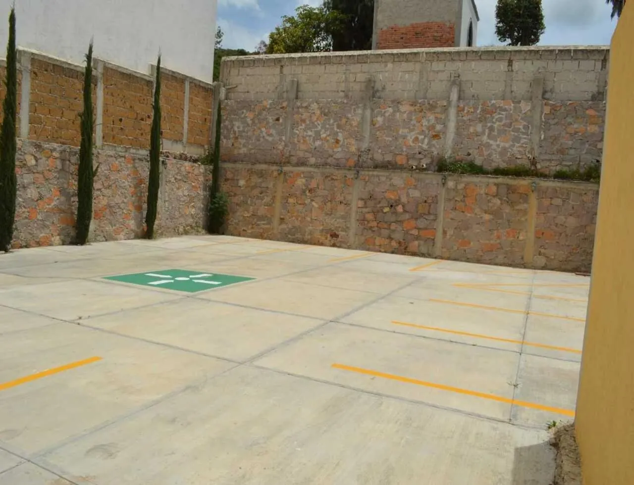 Parking in Hotel Guadalupe Bernal