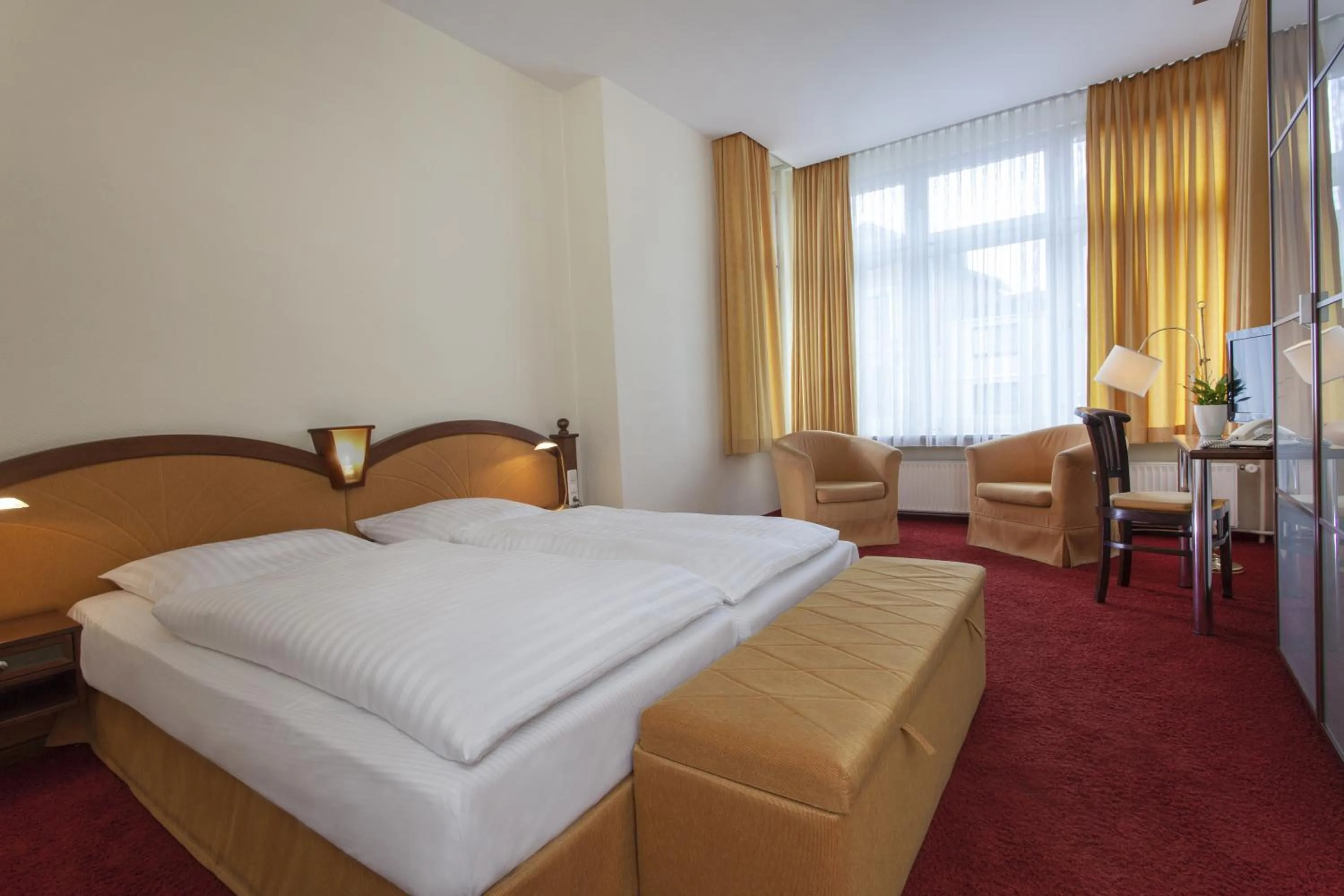 Photo of the whole room, Bed in Gästehaus Kaiserhof Lübeck