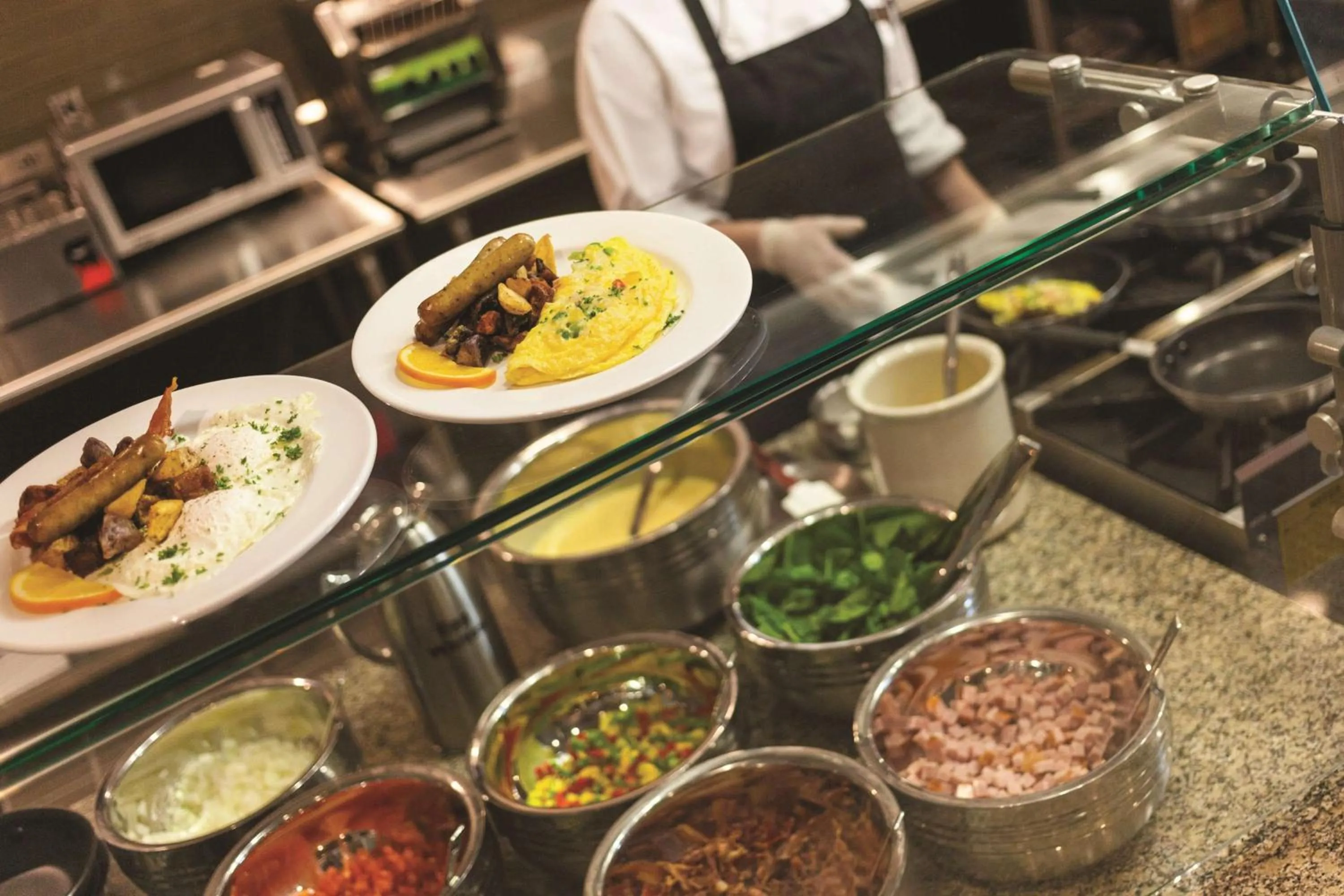Dining area in Embassy Suites Saratoga Springs