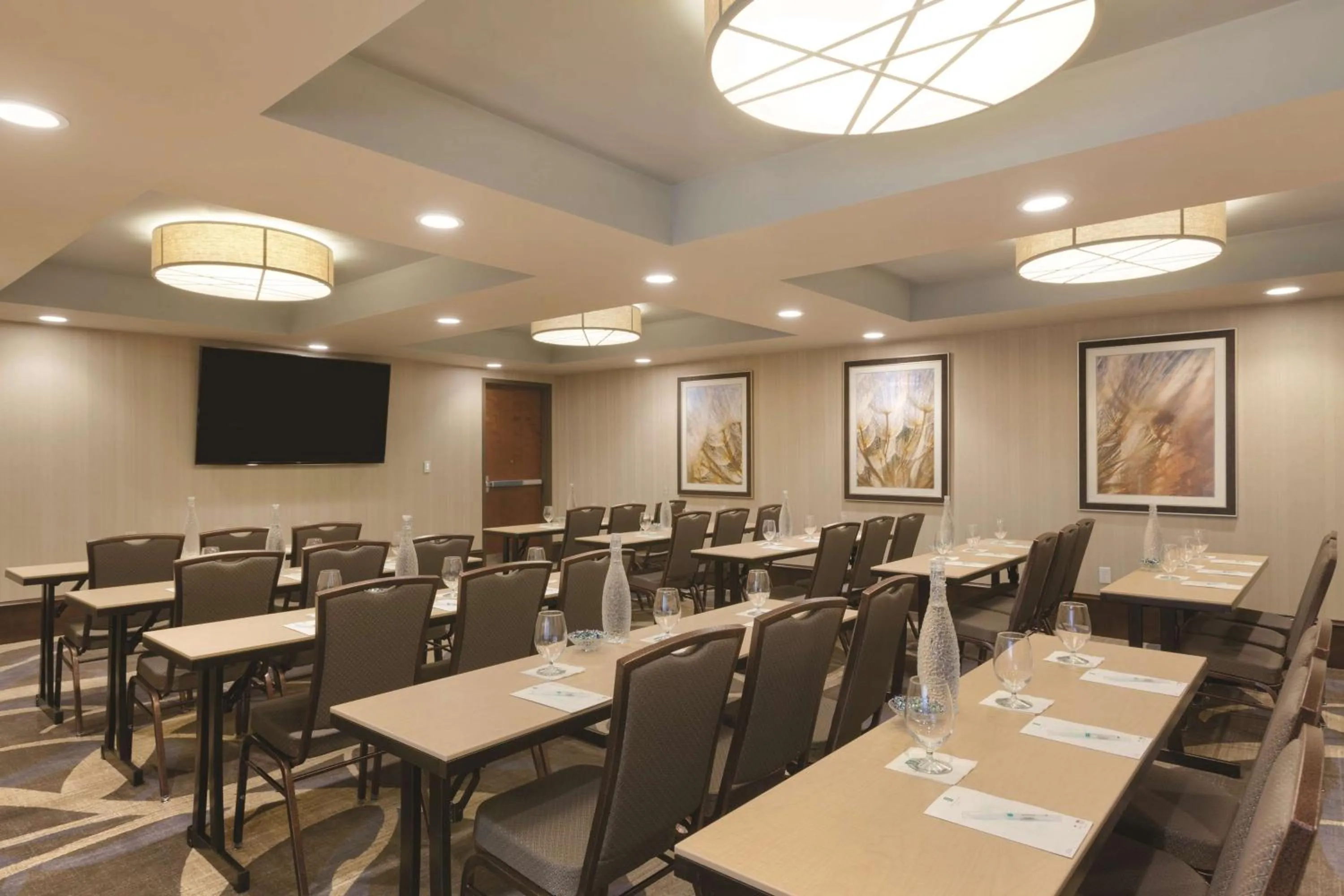 Meeting/conference room in Embassy Suites Saratoga Springs