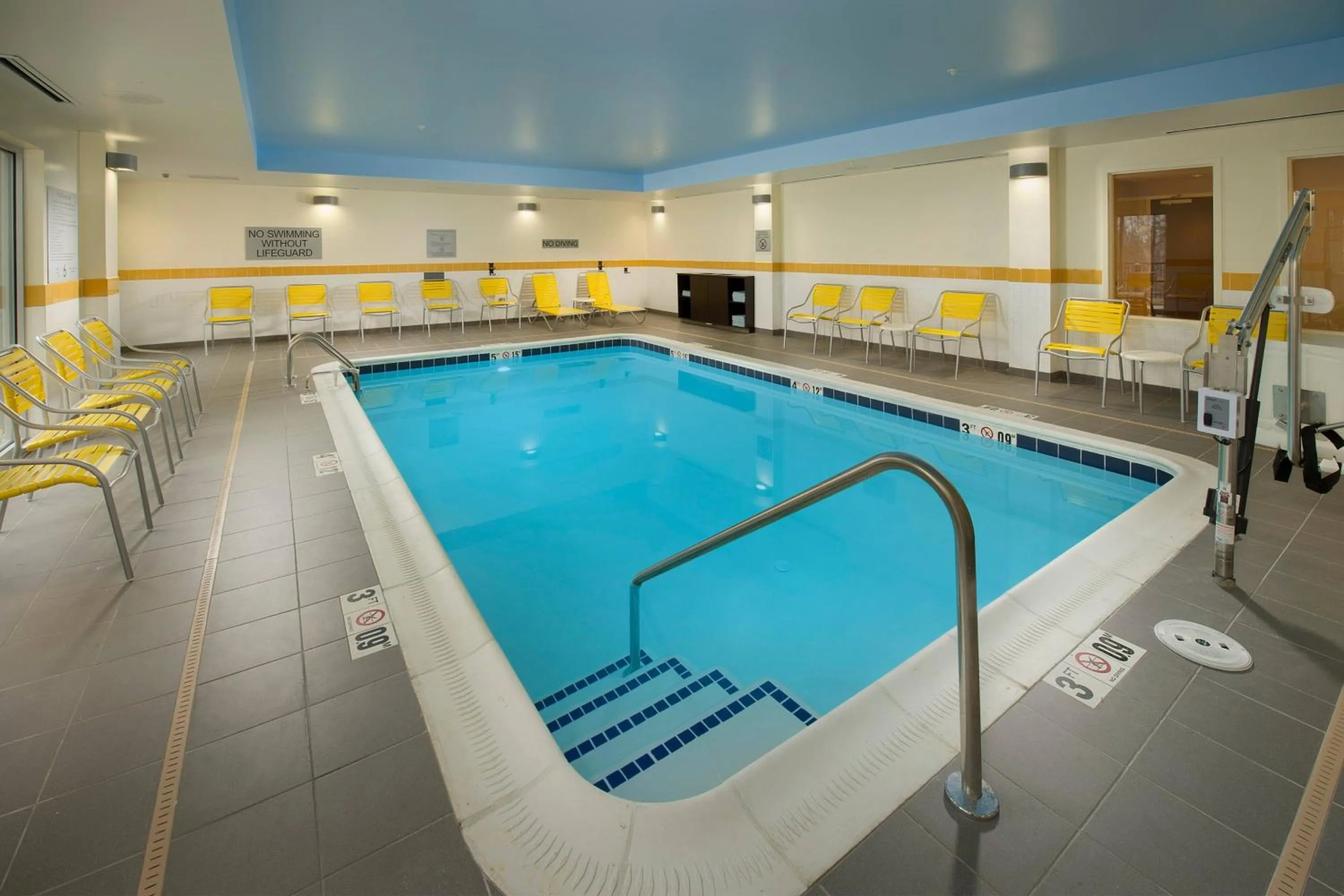 Swimming pool in Fairfield Inn & Suites by Marriott Arundel Mills BWI Airport