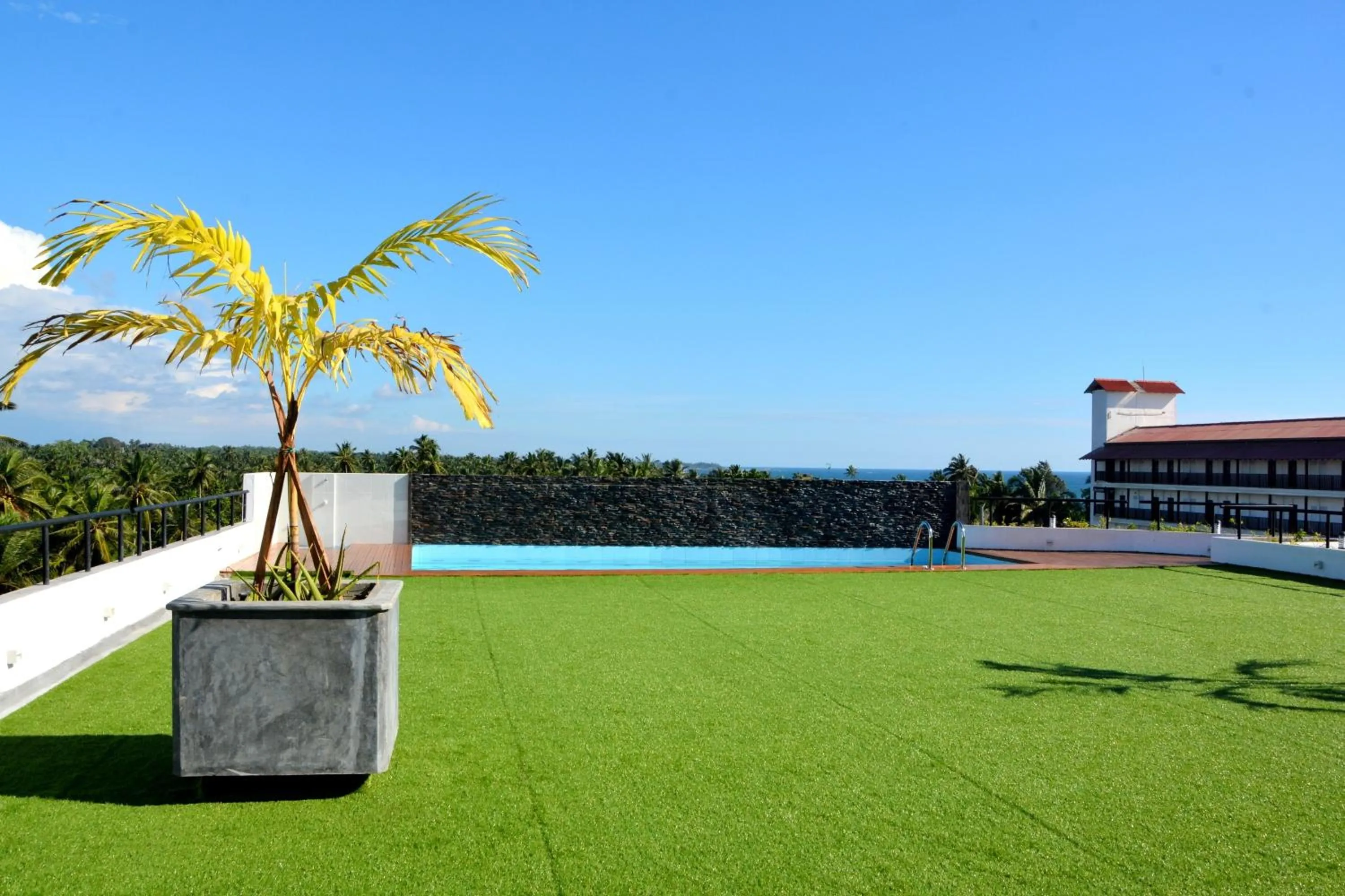 Garden in Refresh Hotel Hikkaduwa