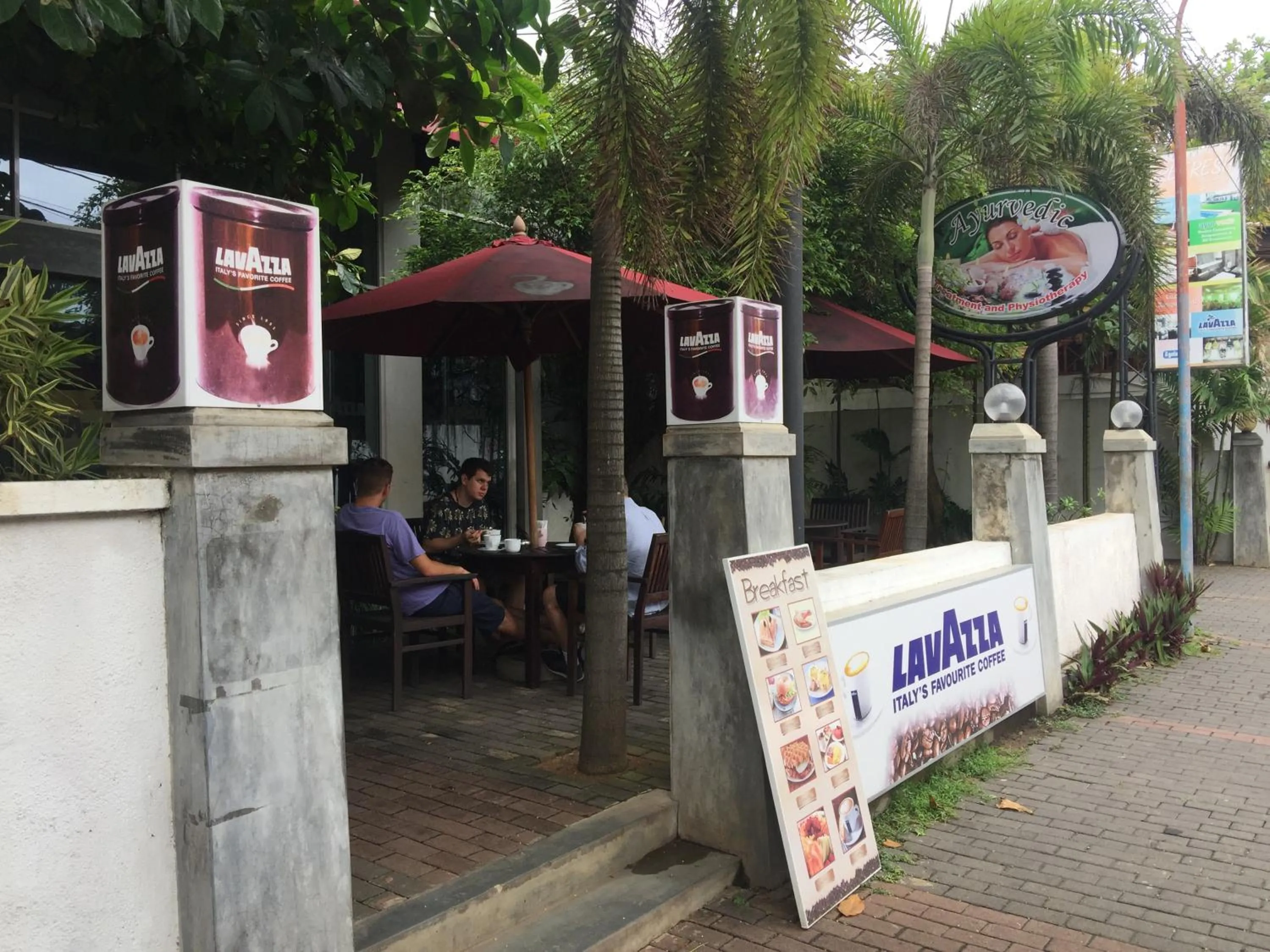 Restaurant/places to eat in Refresh Hotel Hikkaduwa