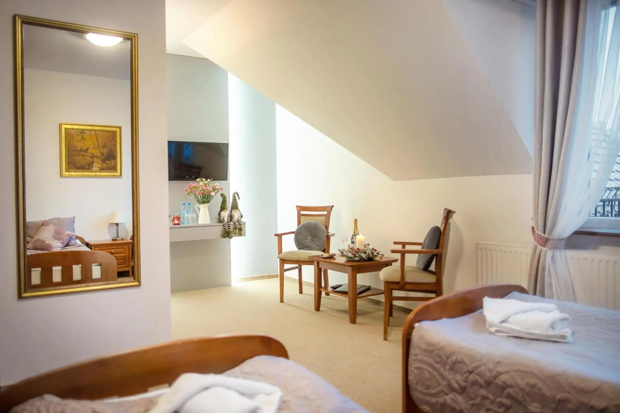 Photo of the whole room, Bed in Artemis