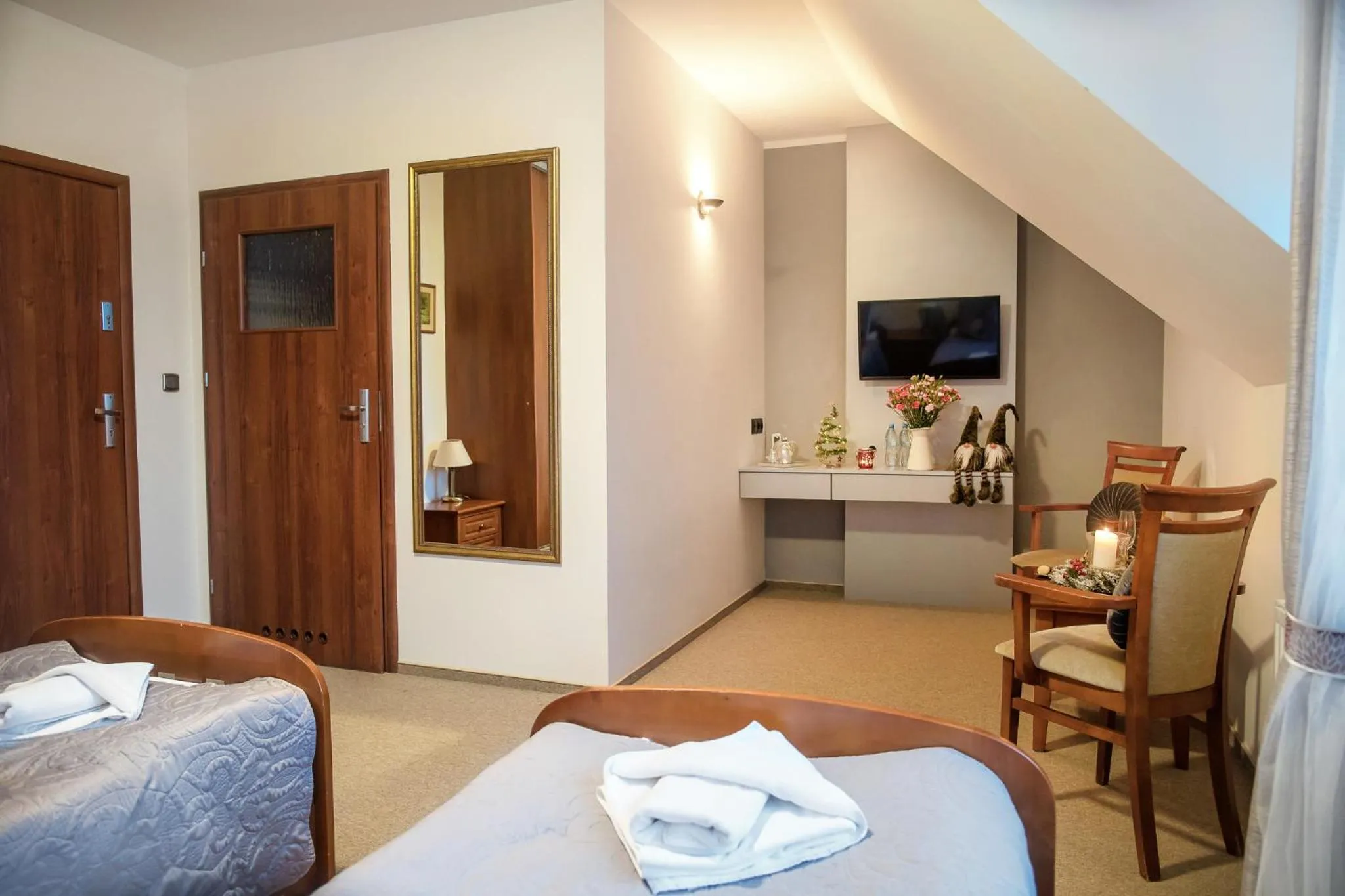 Photo of the whole room, Bed in Artemis