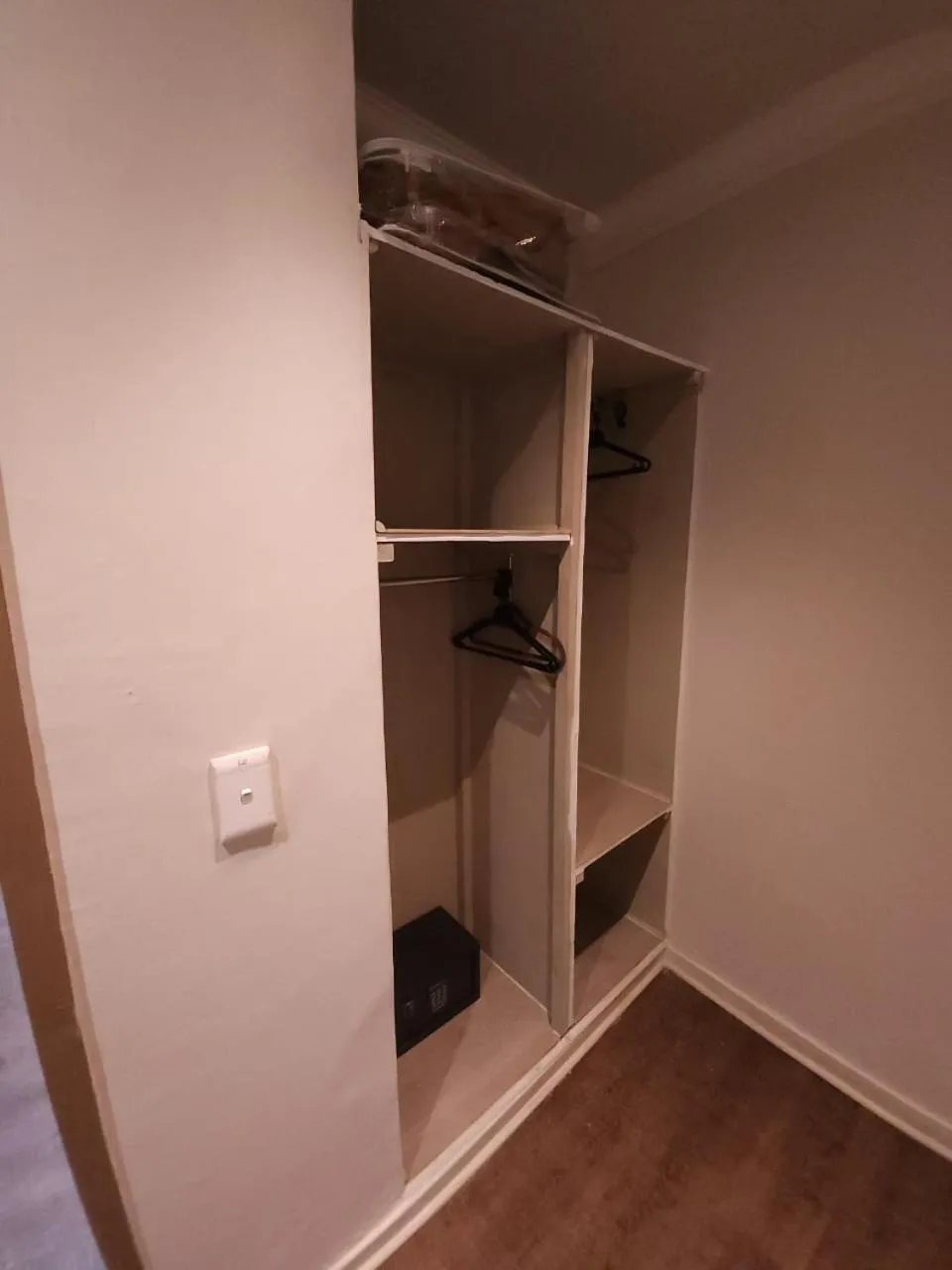 wardrobe in Rusplek Guesthouse and Conference Centre