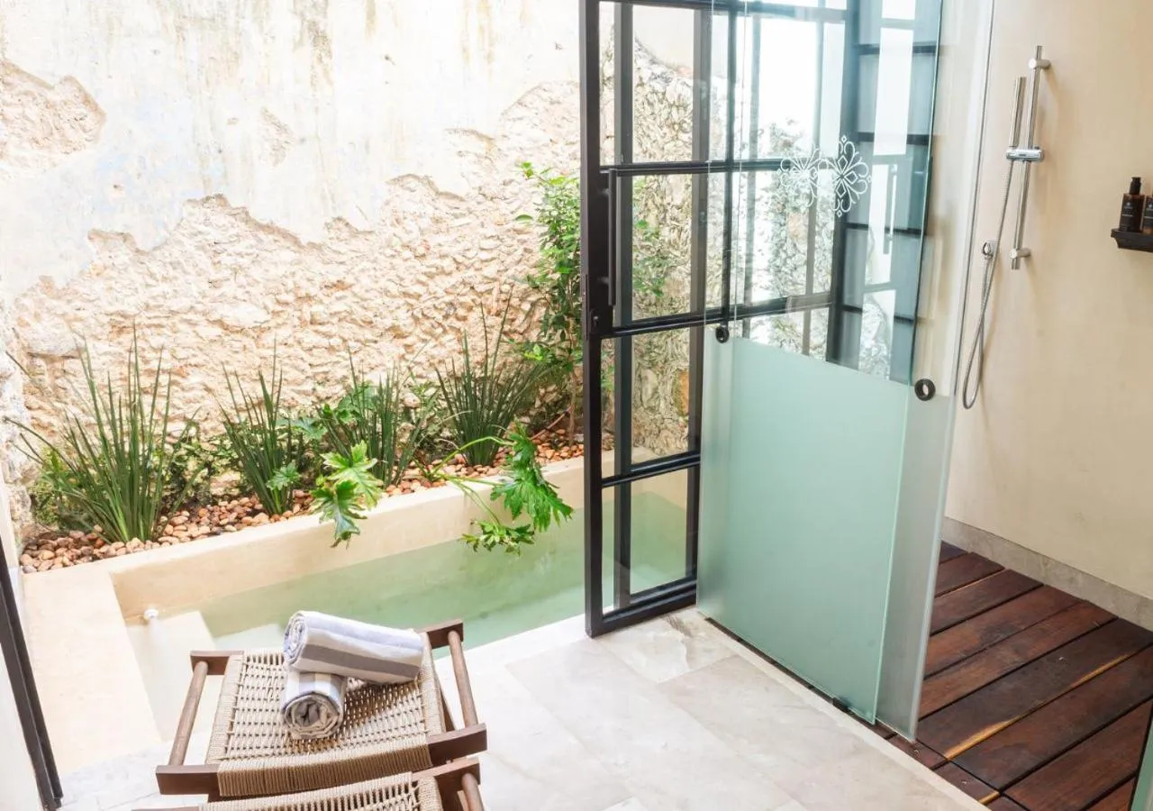 Shower in Adoro Hotel Boutique