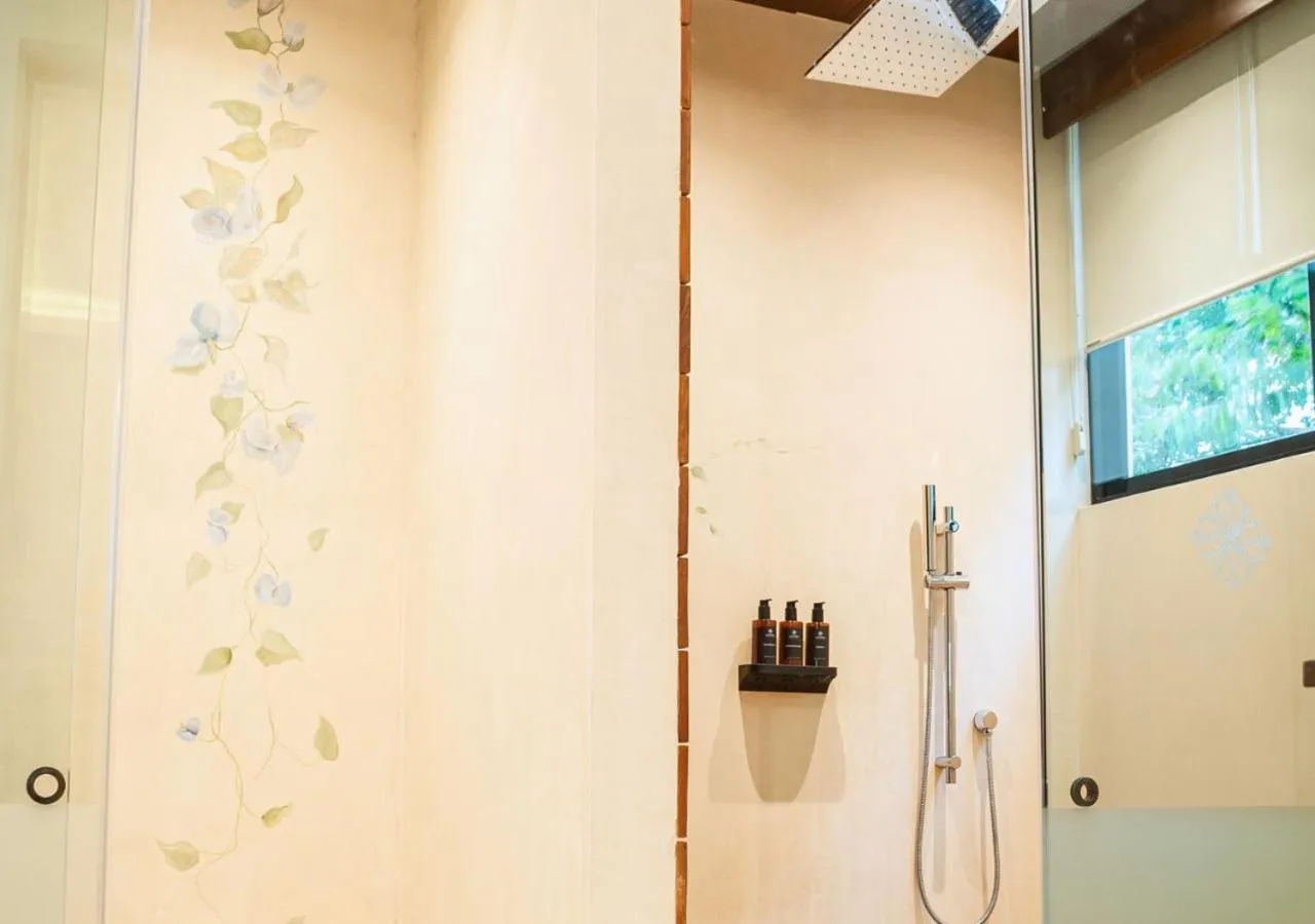 Shower in Adoro Hotel Boutique