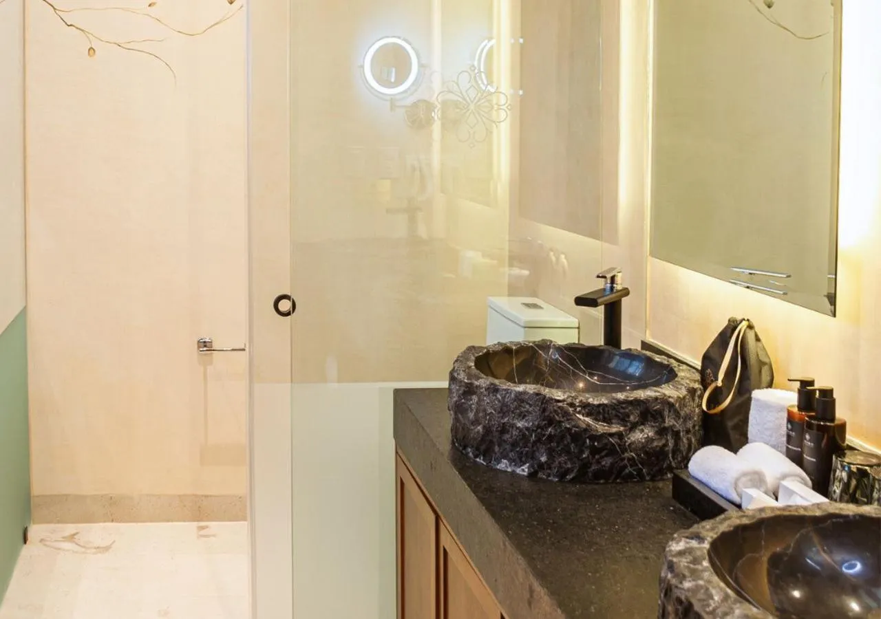 Shower in Adoro Hotel Boutique