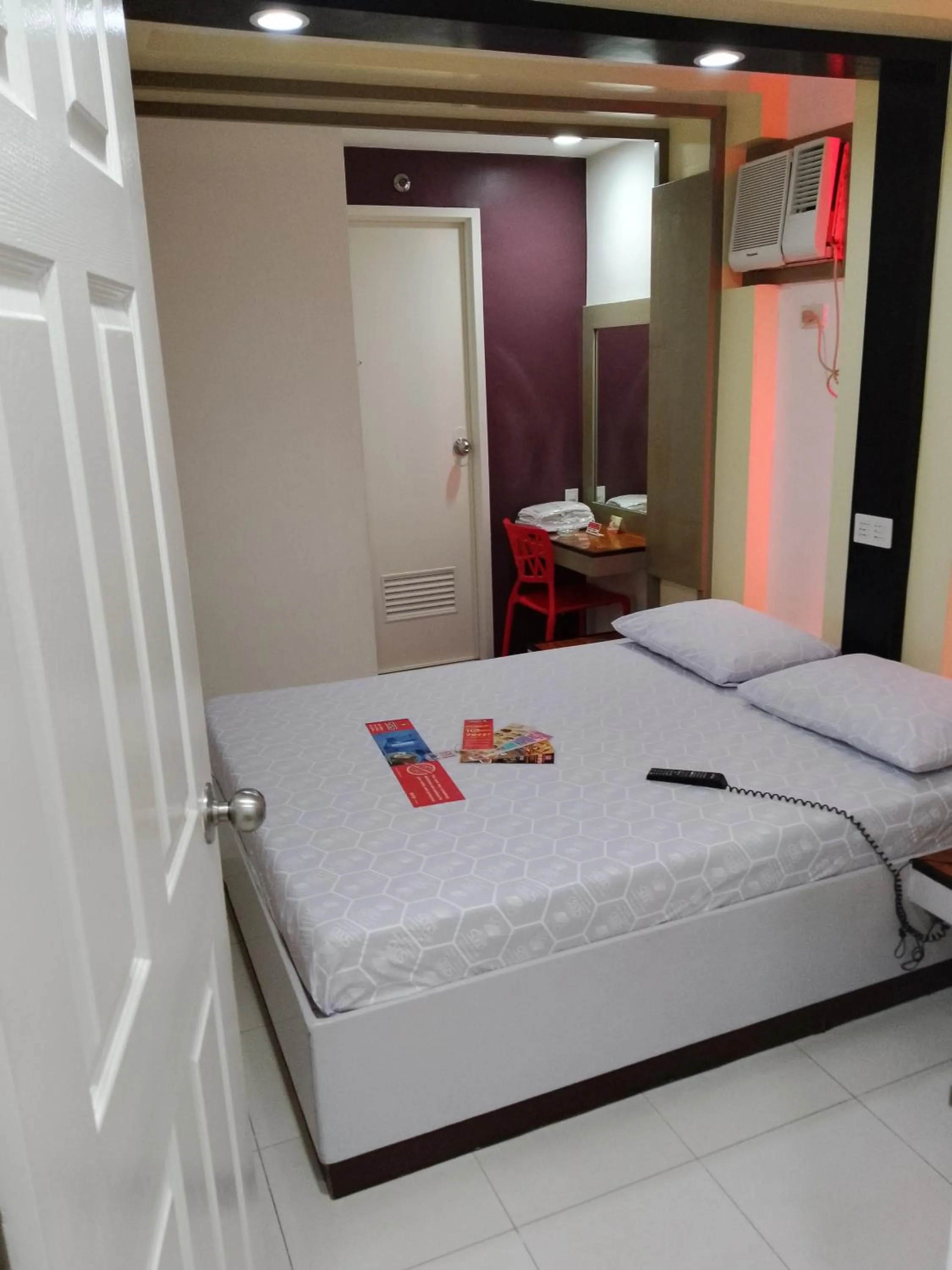 Bedroom, Bed in Hotel Sogo - EDSA, Pasay Harrison
