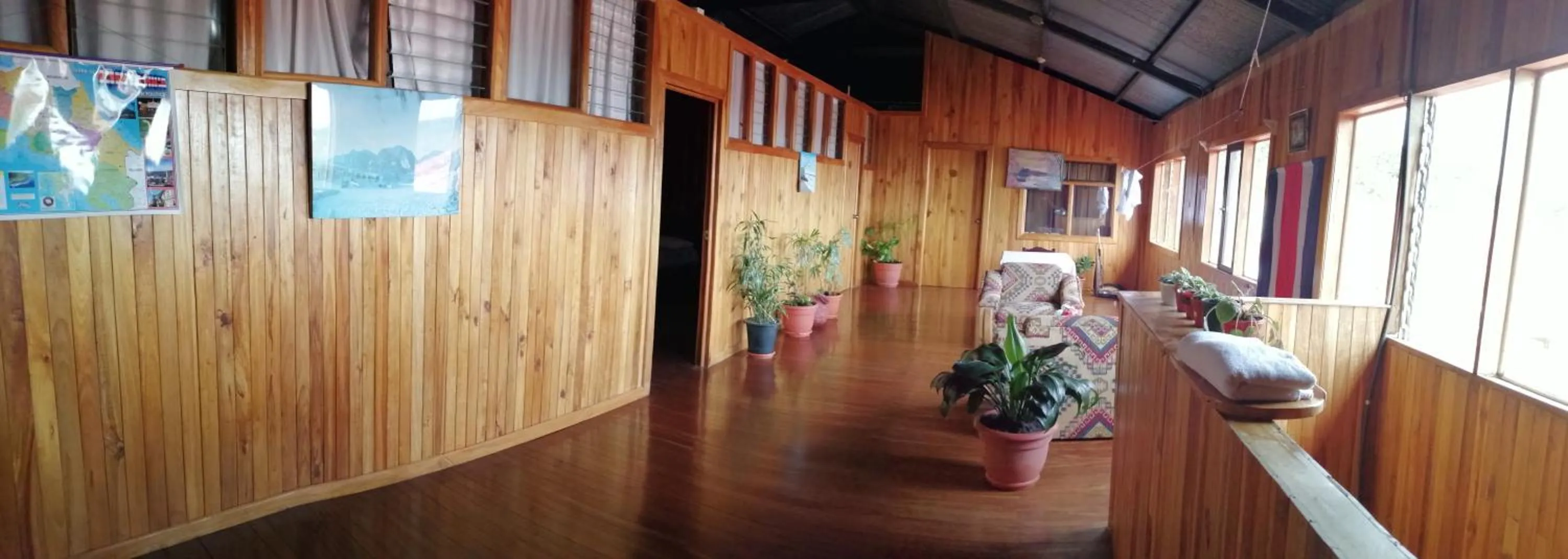 Communal lounge/ TV room in Monte Los Lirios Lodge