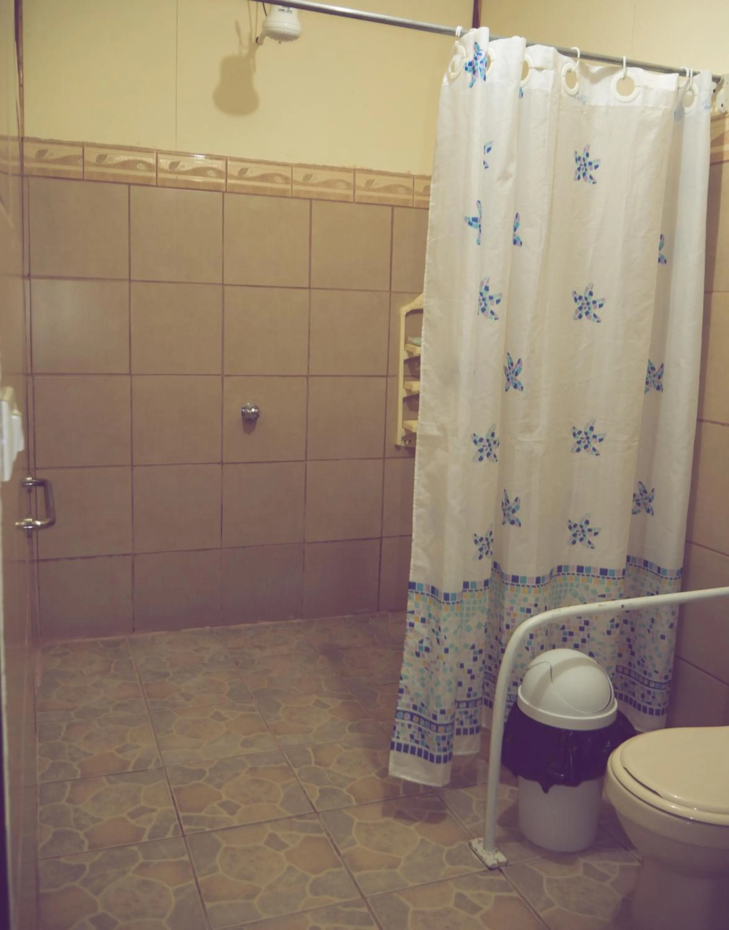 Shower in Monte Los Lirios Lodge