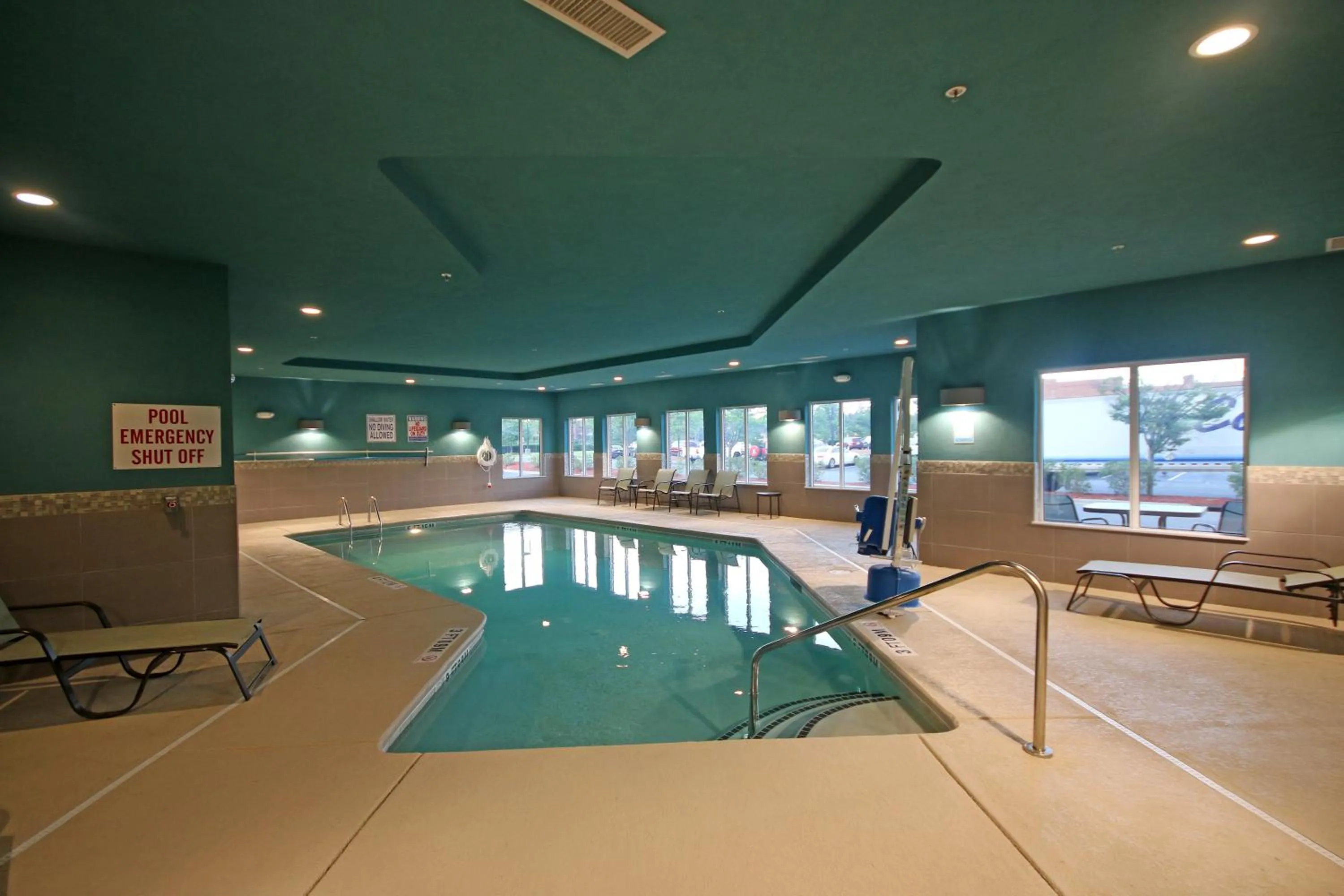 Swimming pool in Holiday Inn Express & Suites Charlotte North by IHG
