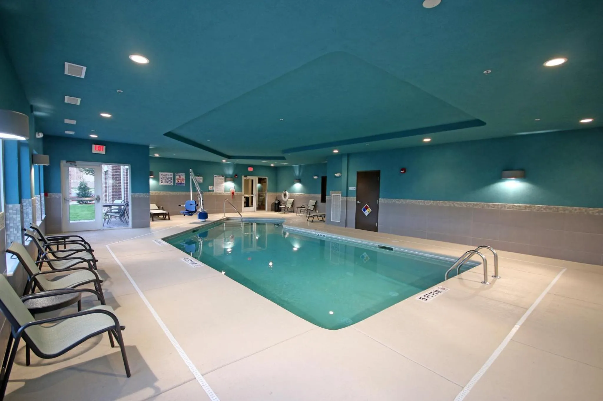 Swimming pool in Holiday Inn Express & Suites Charlotte North by IHG