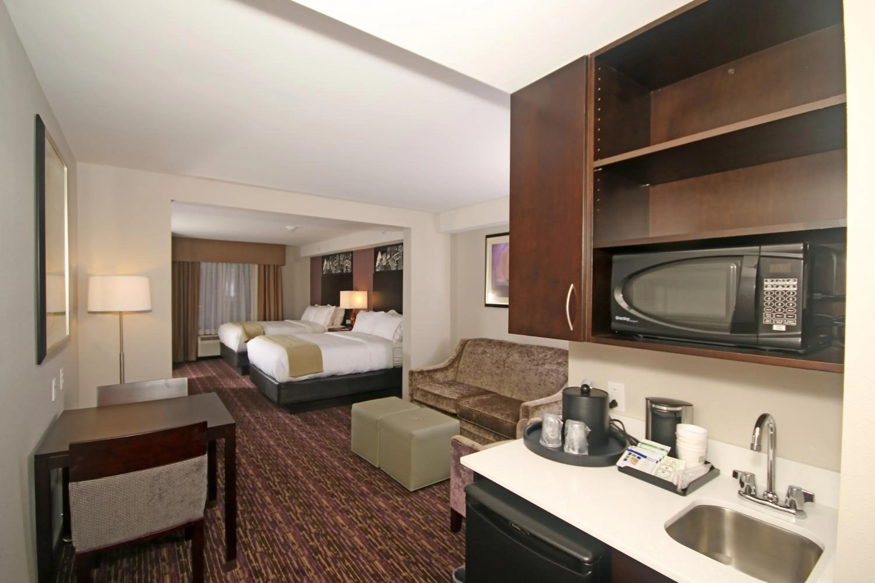 Photo of the whole room, Bed in Holiday Inn Express & Suites Charlotte North by IHG
