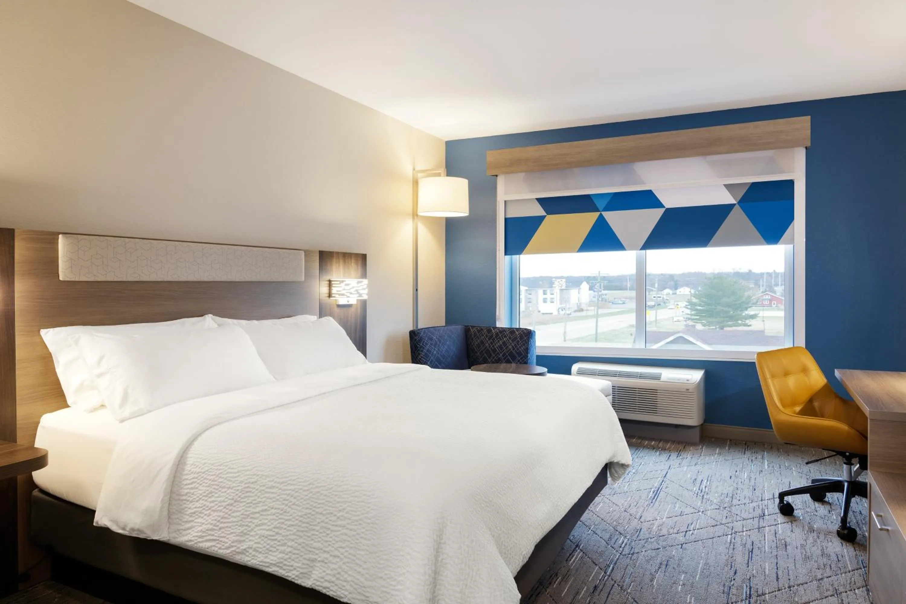 Photo of the whole room, Bed in Holiday Inn Express & Suites Charlotte North by IHG