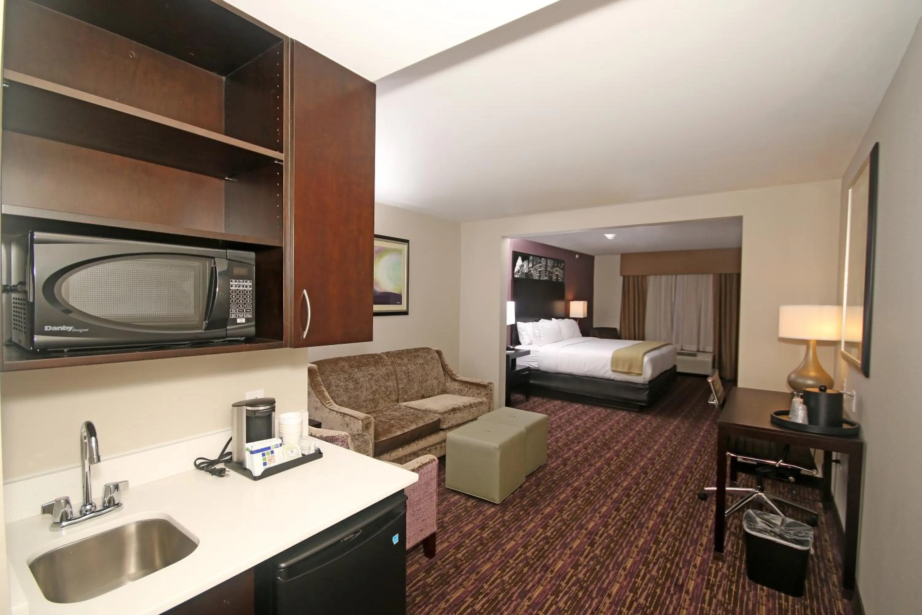 Photo of the whole room, Bed in Holiday Inn Express & Suites Charlotte North by IHG