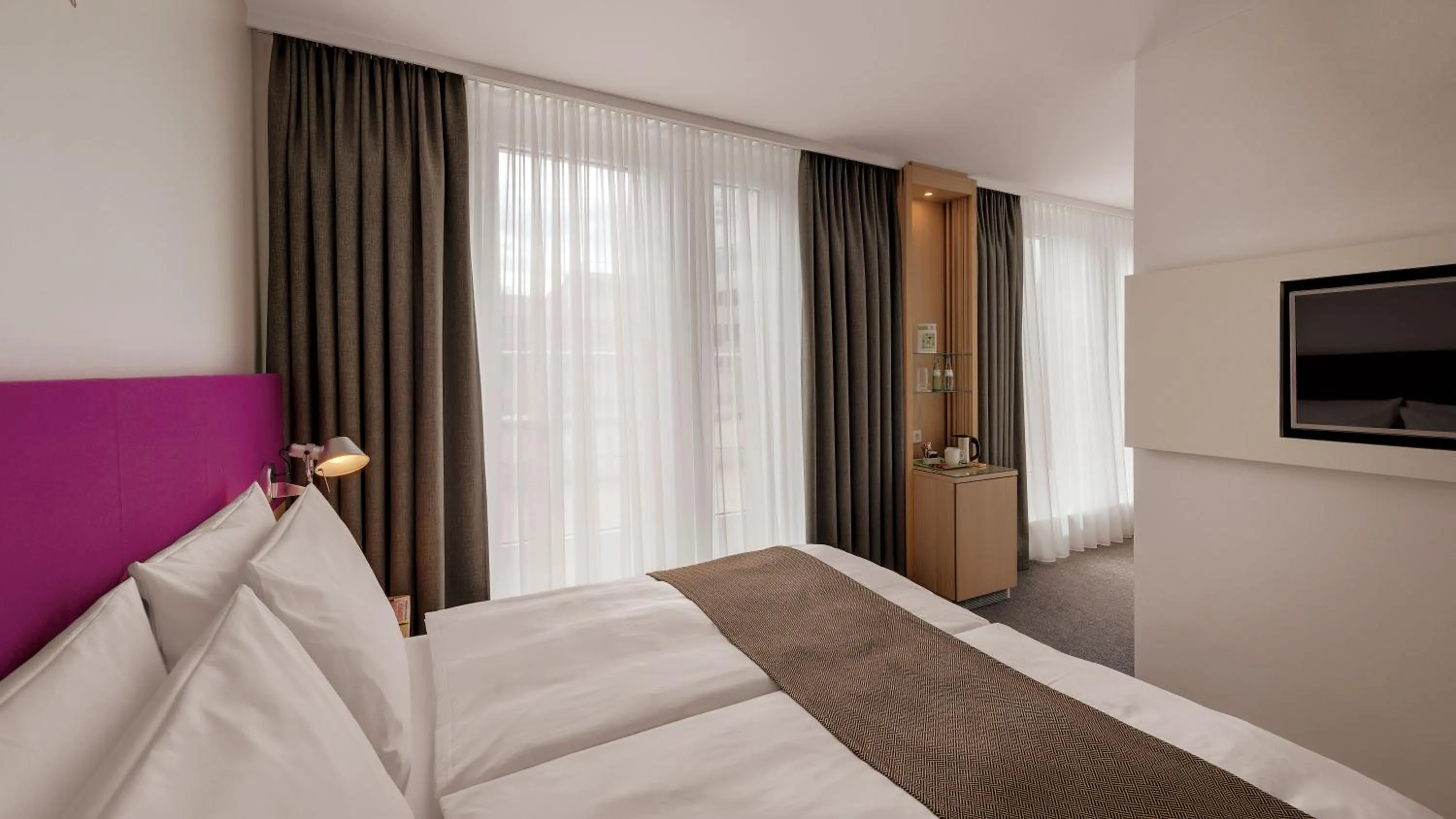 Photo of the whole room, Bed in Holiday Inn Frankfurt - Alte Oper by IHG