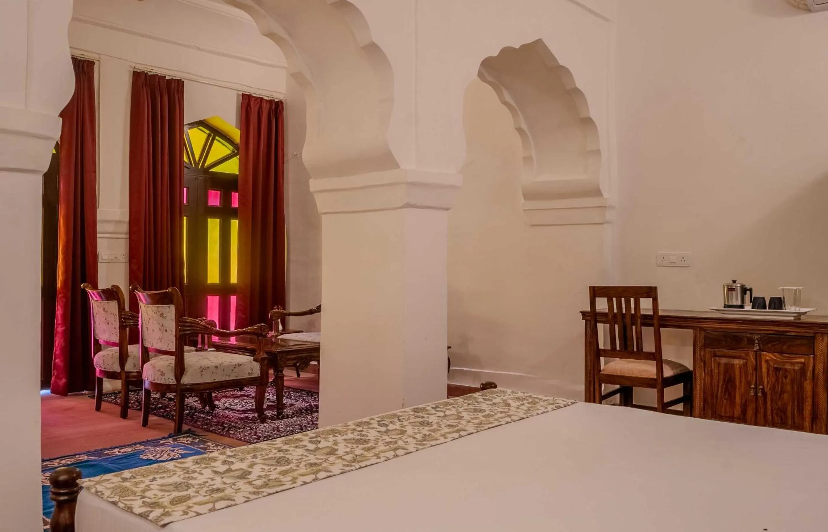 Seating area, Bed in Fort Khawa Palace and Resort