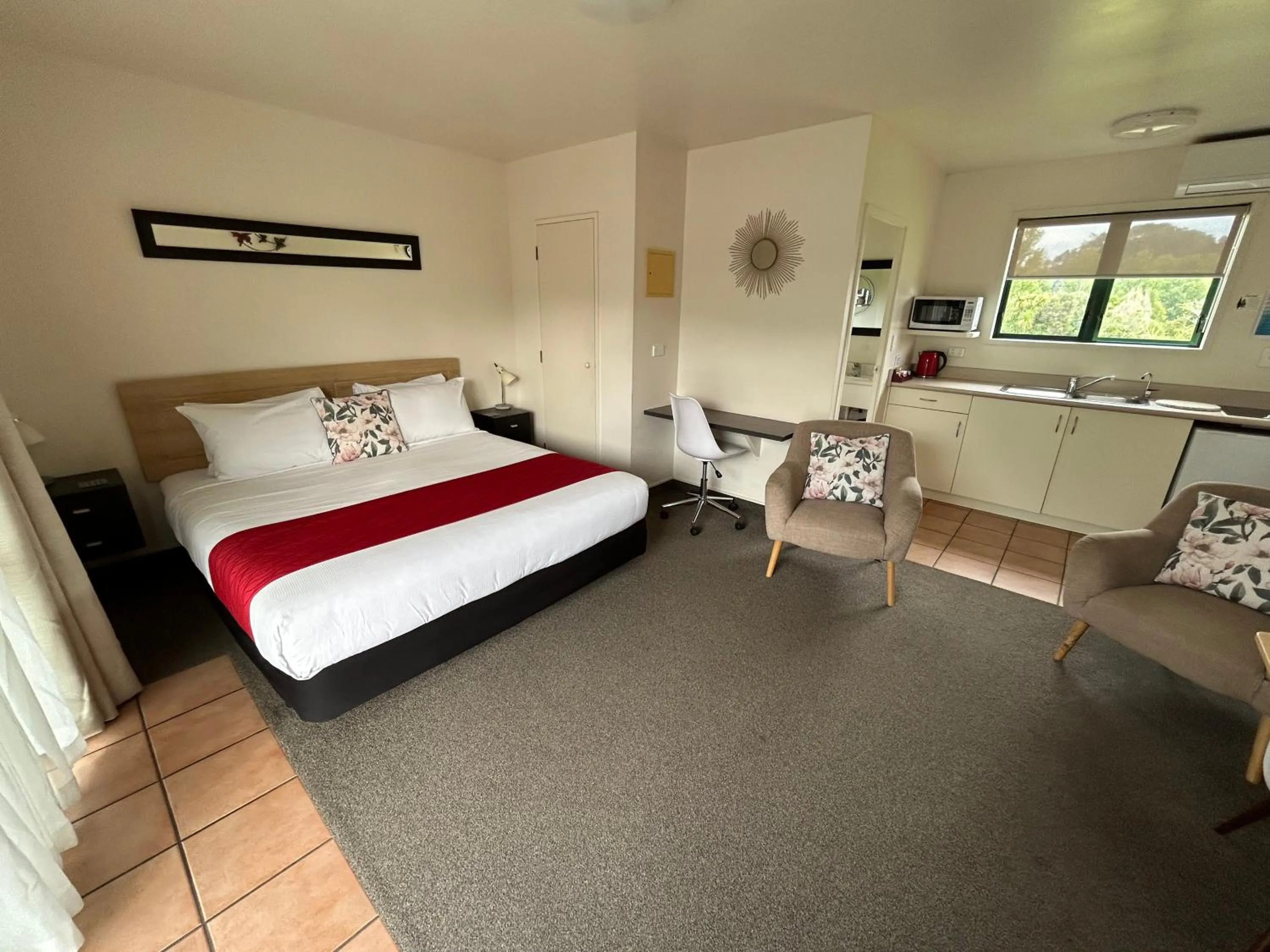 Kitchen or kitchenette, Bed in Coromandel Court Motel