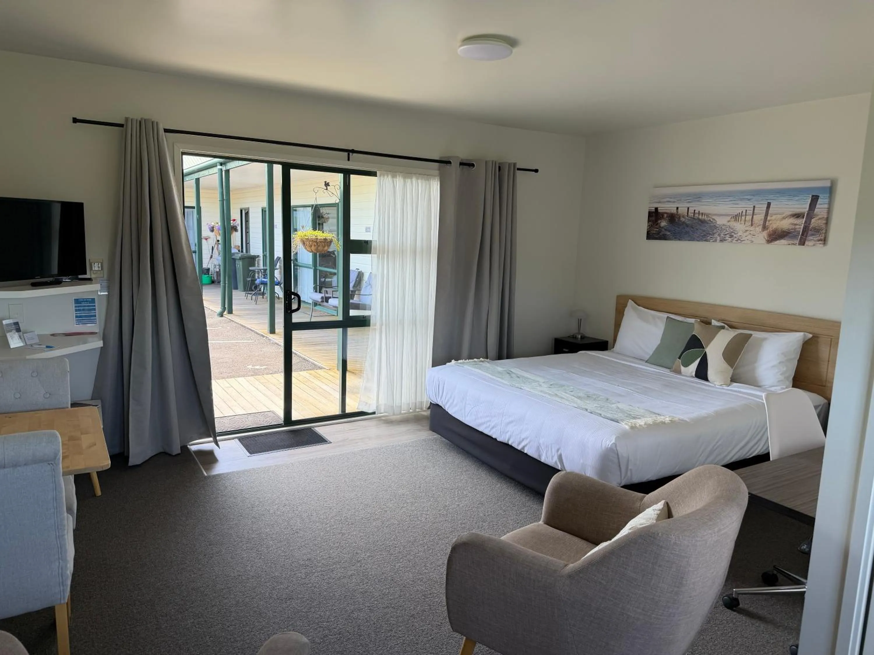 Communal lounge/ TV room, Bed in Coromandel Court Motel