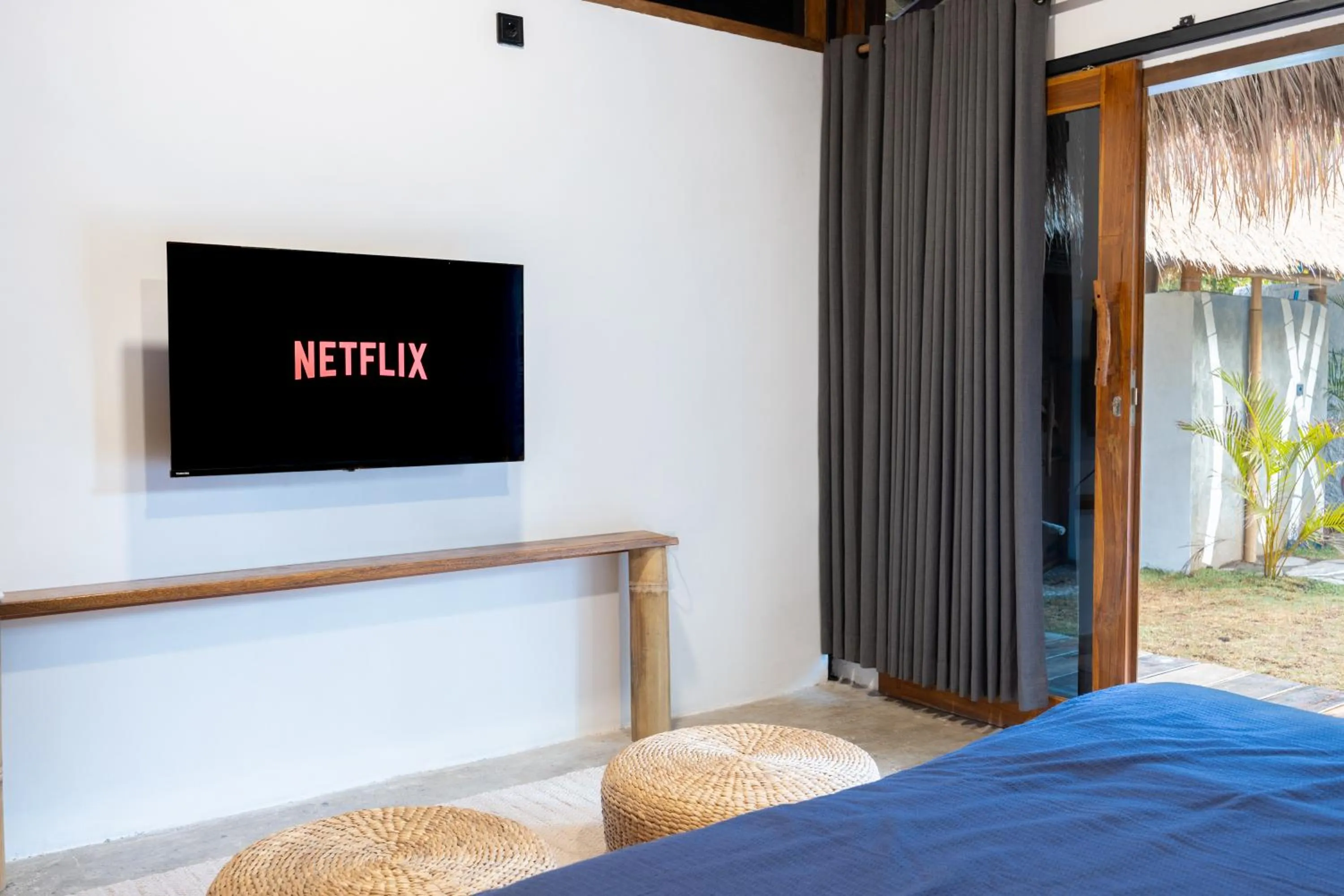 Communal lounge/ TV room, Bed in Villa Samyama