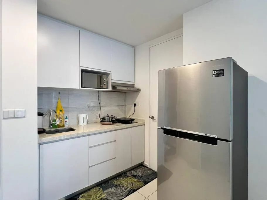 Kitchen or kitchenette in The Robertson Bukit Bintang by DeUrban