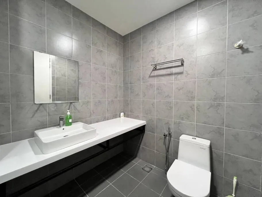 Shower in The Robertson Bukit Bintang by DeUrban