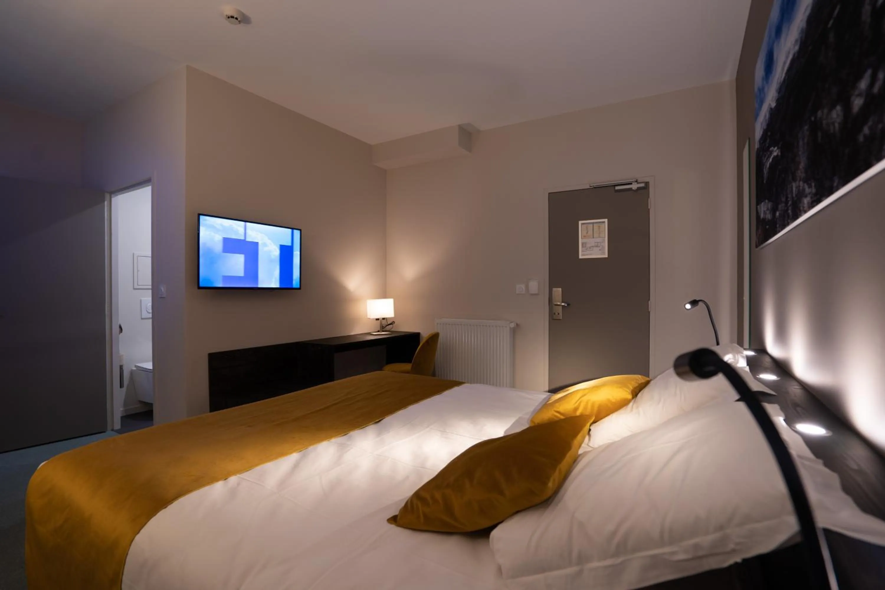 Bedroom, Bed in Le Genève