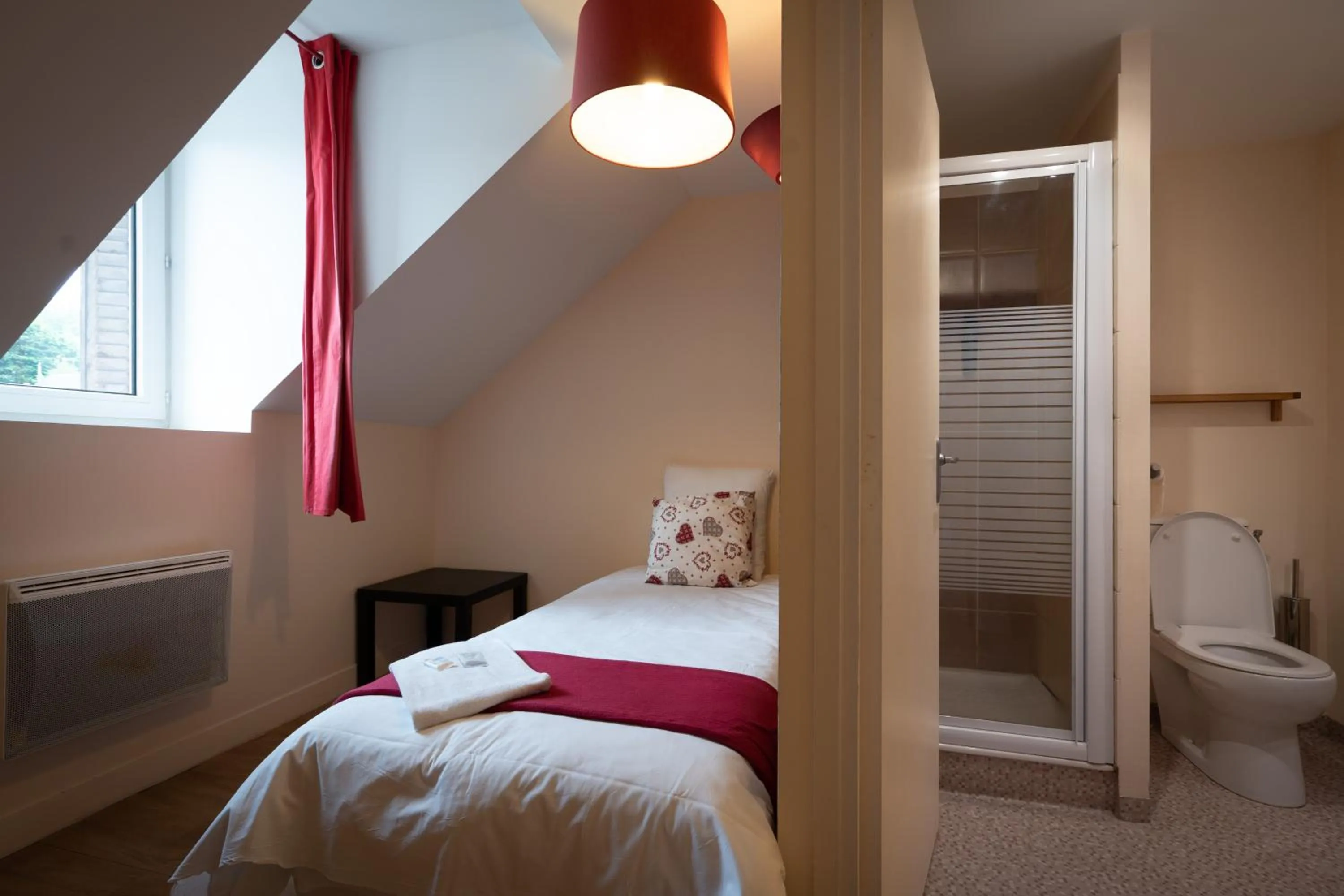 Bedroom, Bed in Le Genève