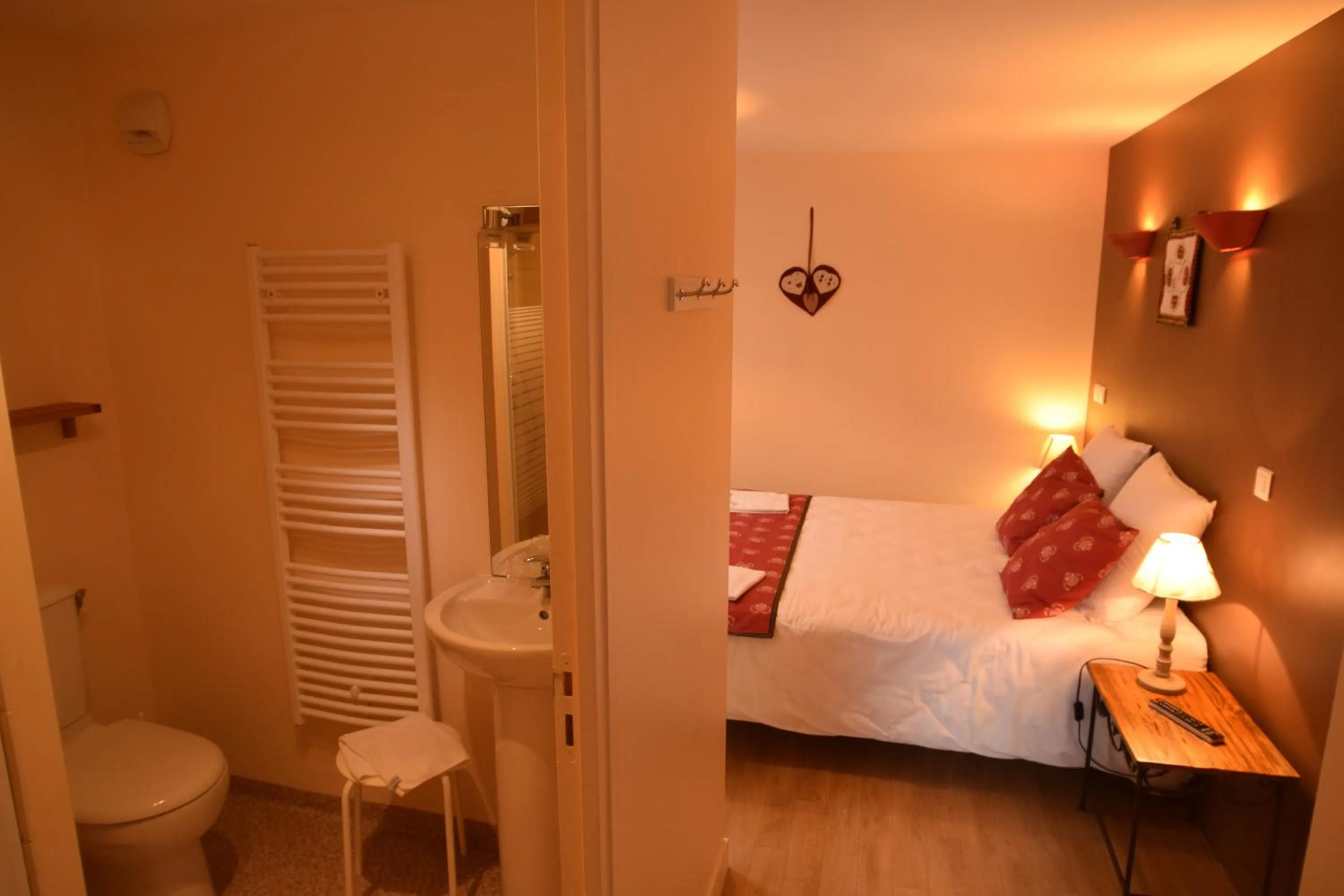 Photo of the whole room, Bed in Le Genève