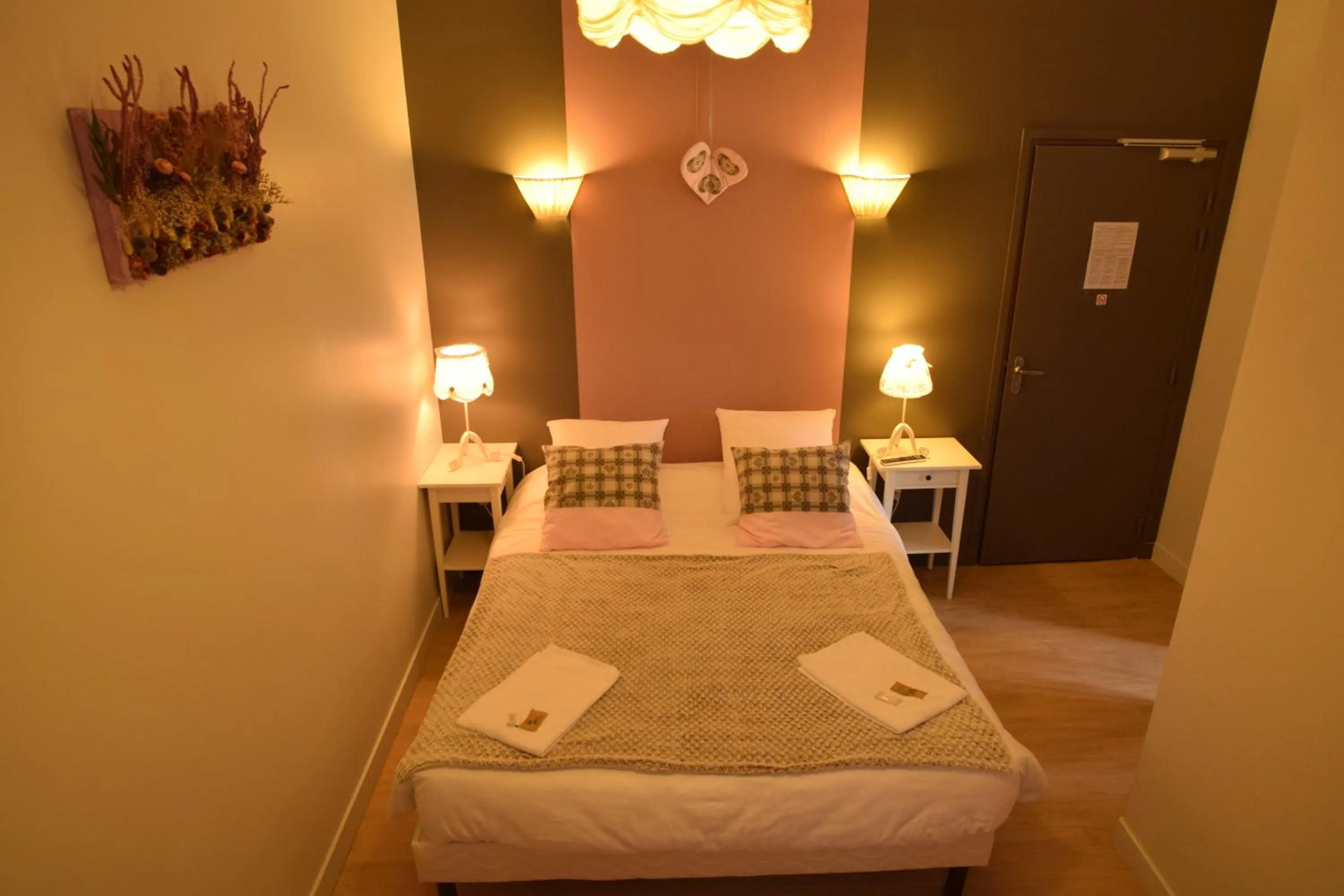 Photo of the whole room, Bed in Le Genève