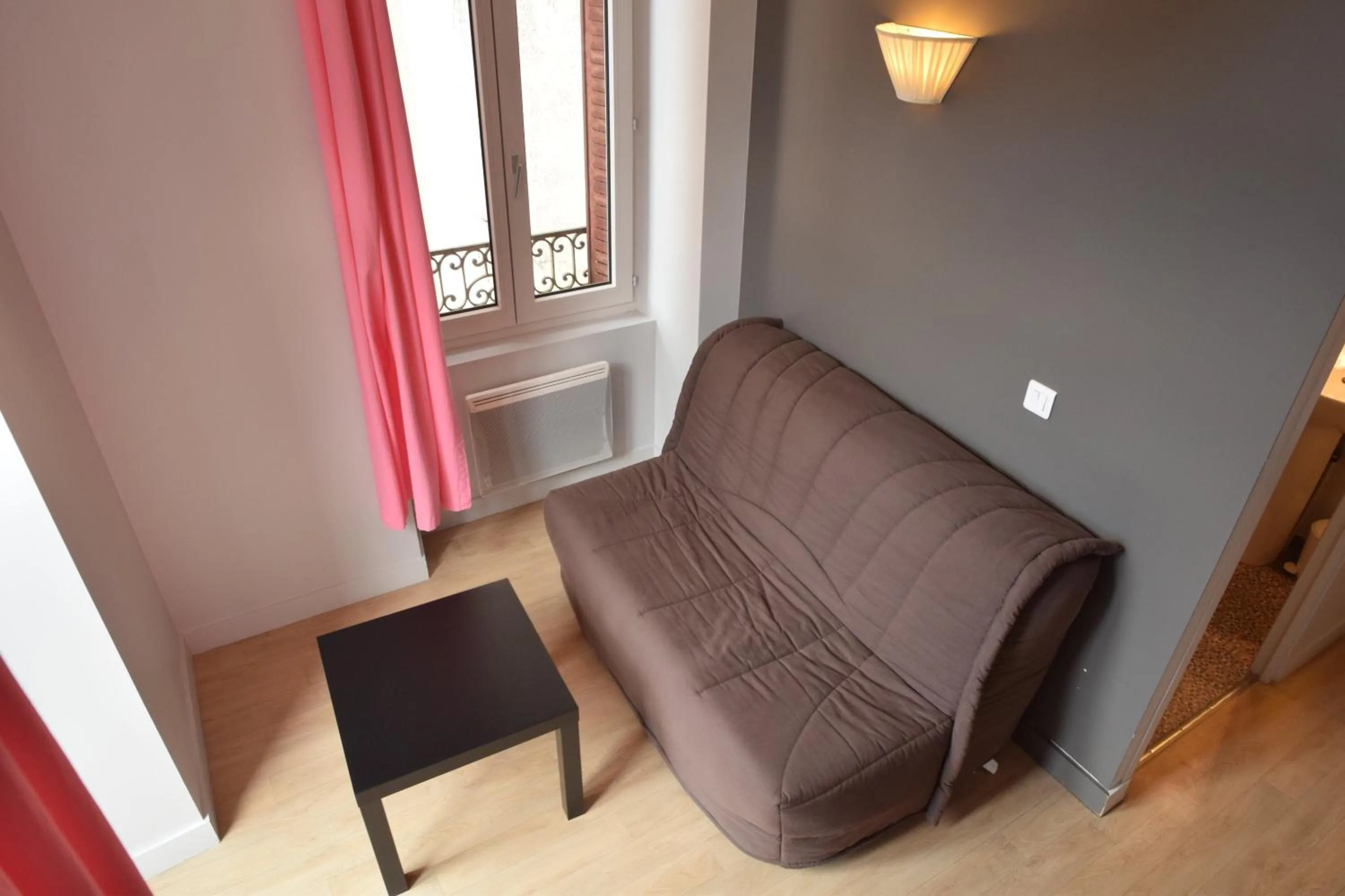 Photo of the whole room in Le Genève