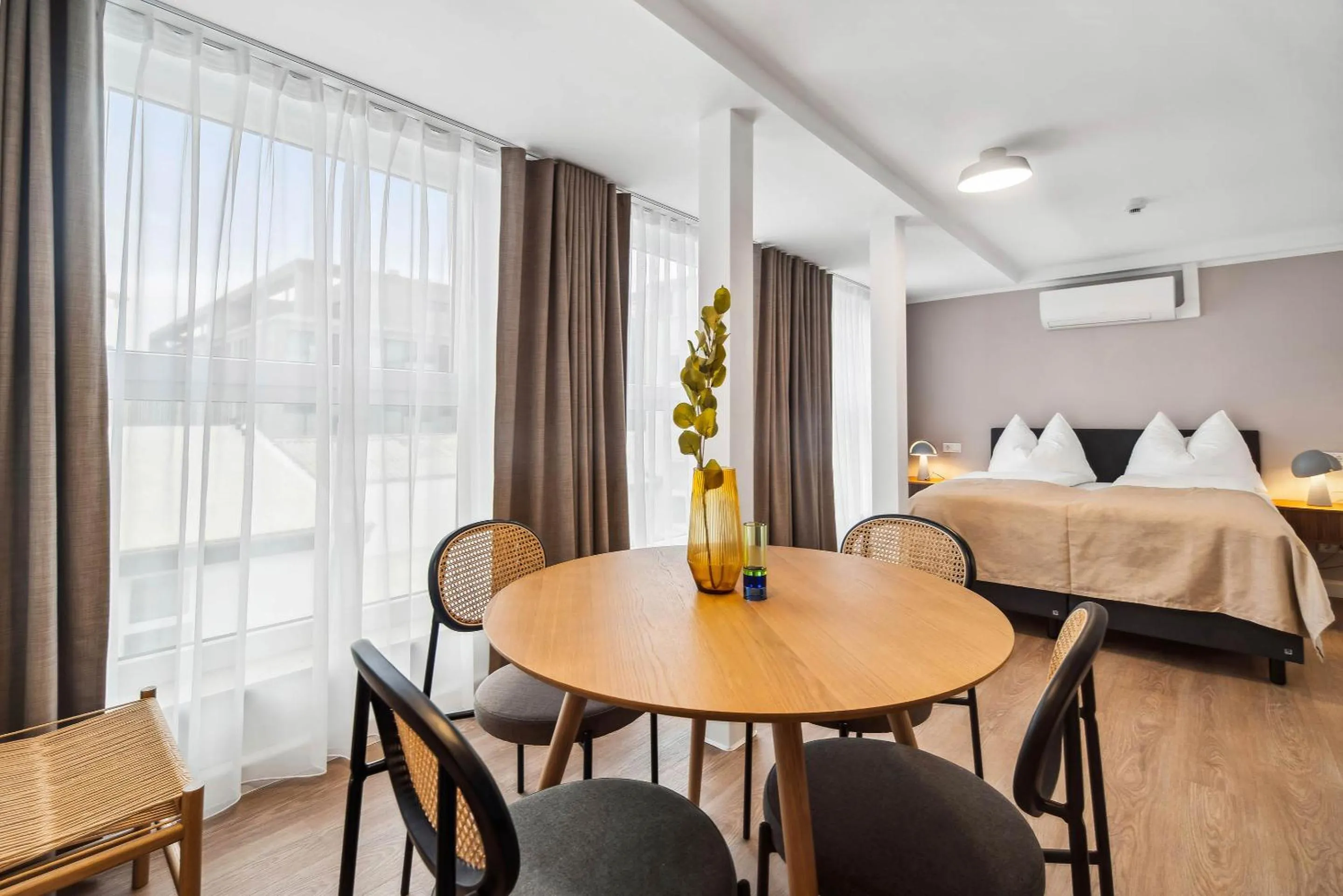 Seating area, Bed in Limehome Kassel Wilhelmsstraße