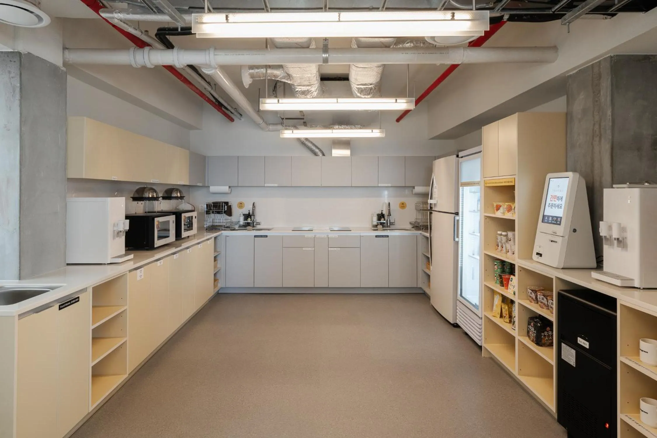 Communal kitchen in Mangrove Jeju City