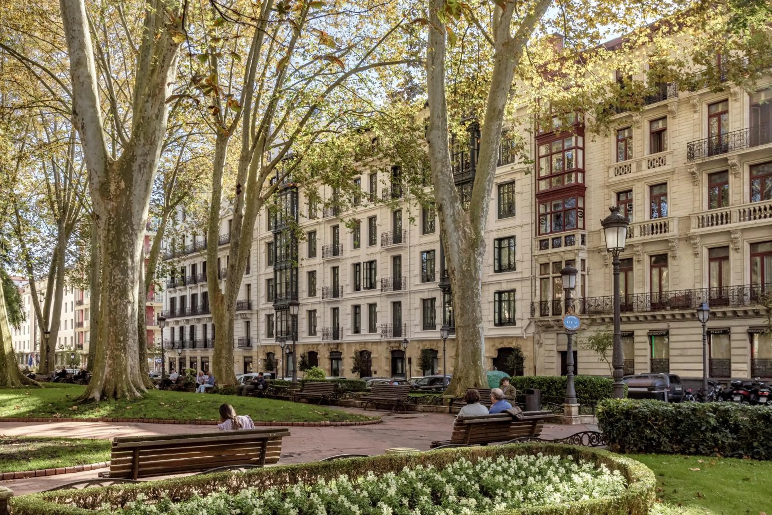 Batimont Suites & Apartments