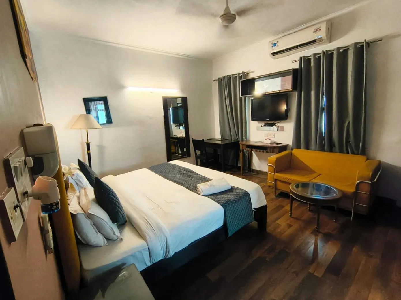 Bed in Niksen Hotel's At Saket