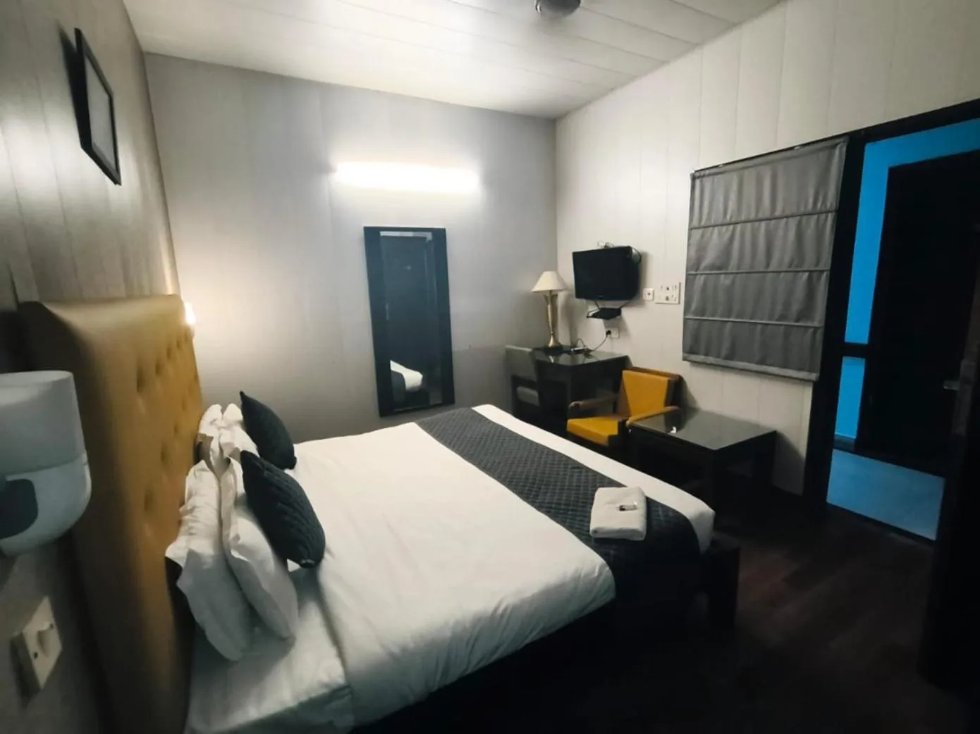 Bed in Niksen Hotel's At Saket